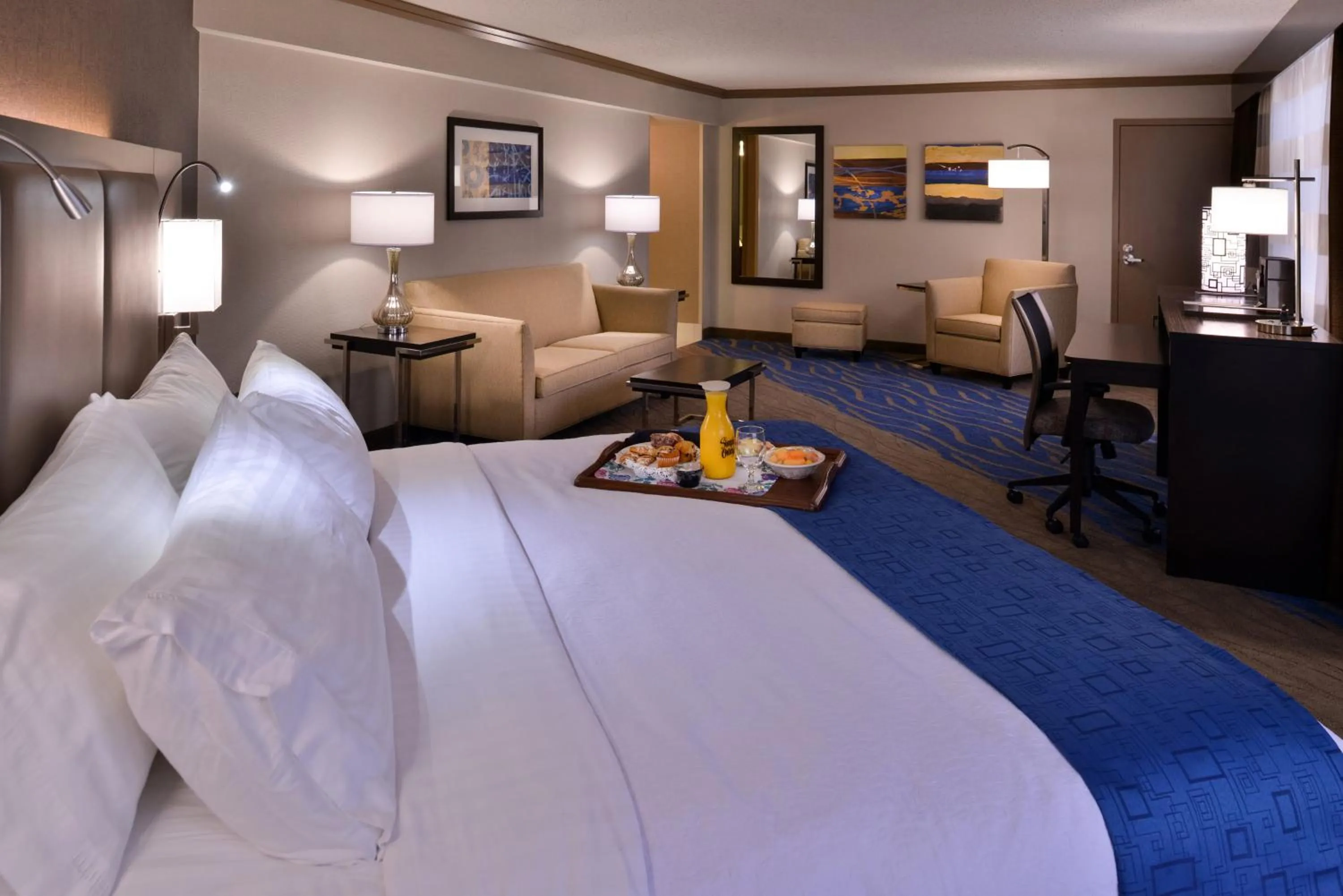 Photo of the whole room, Bed in Radisson Hotel St Louis Downtown Convention Center