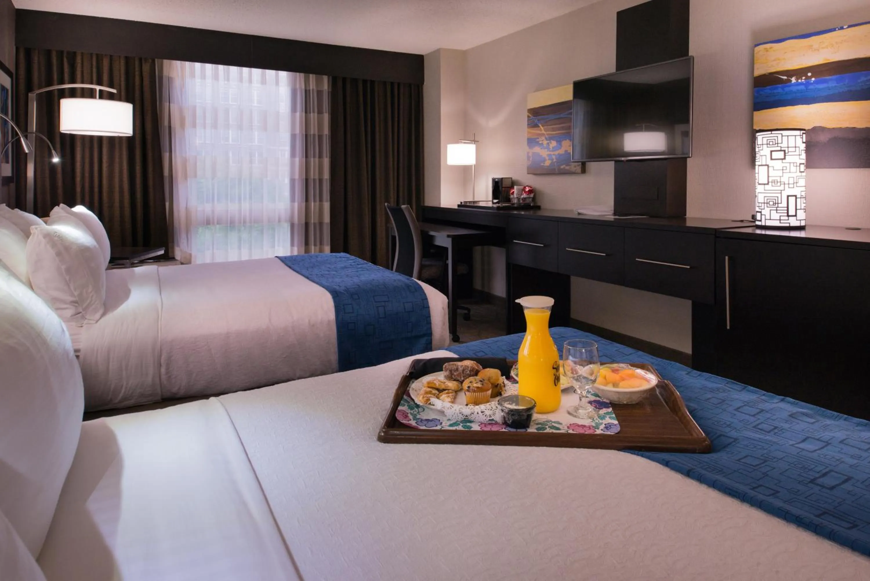 Photo of the whole room, Bed in Radisson Hotel St Louis Downtown Convention Center