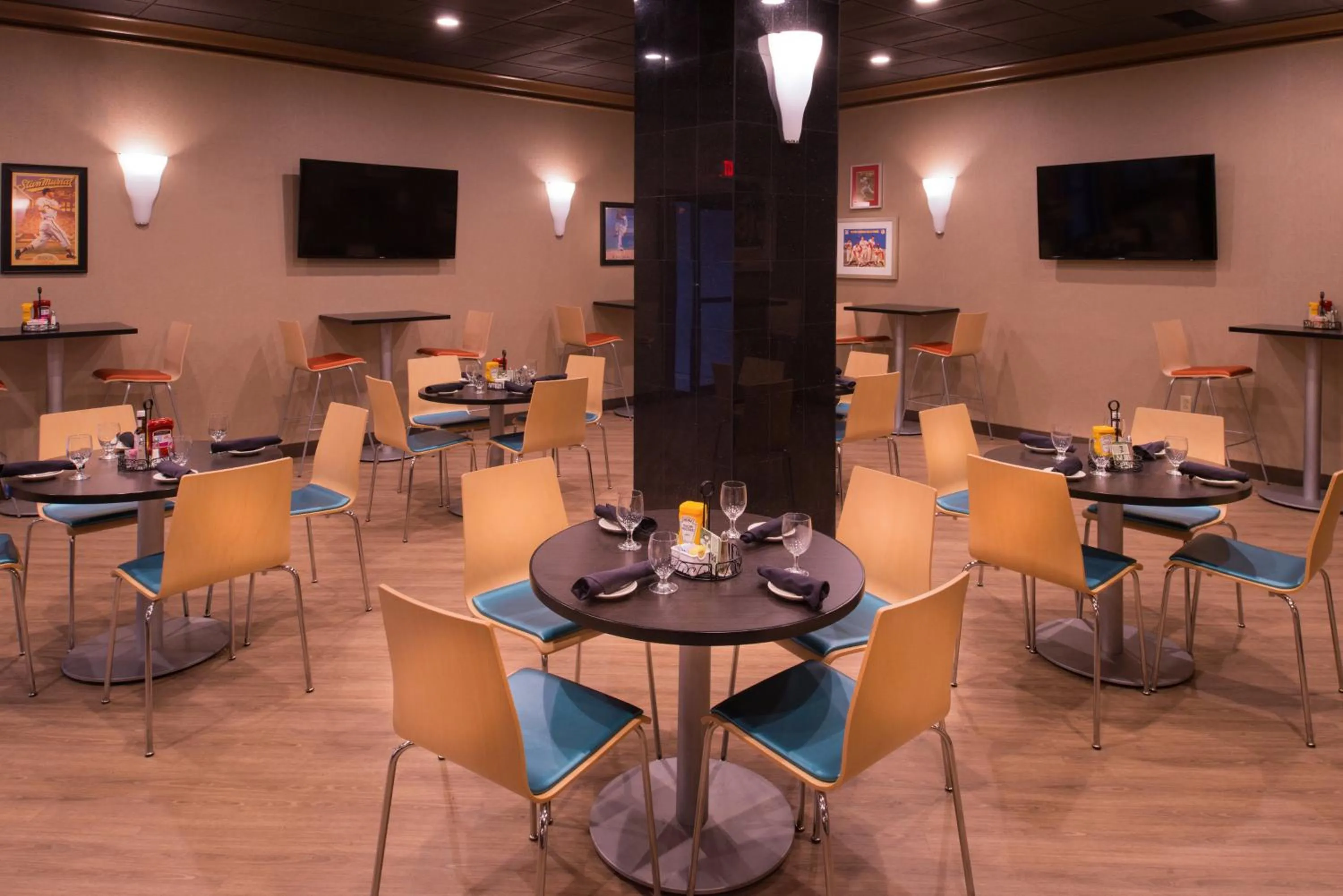 Restaurant/places to eat in Radisson Hotel St Louis Downtown Convention Center