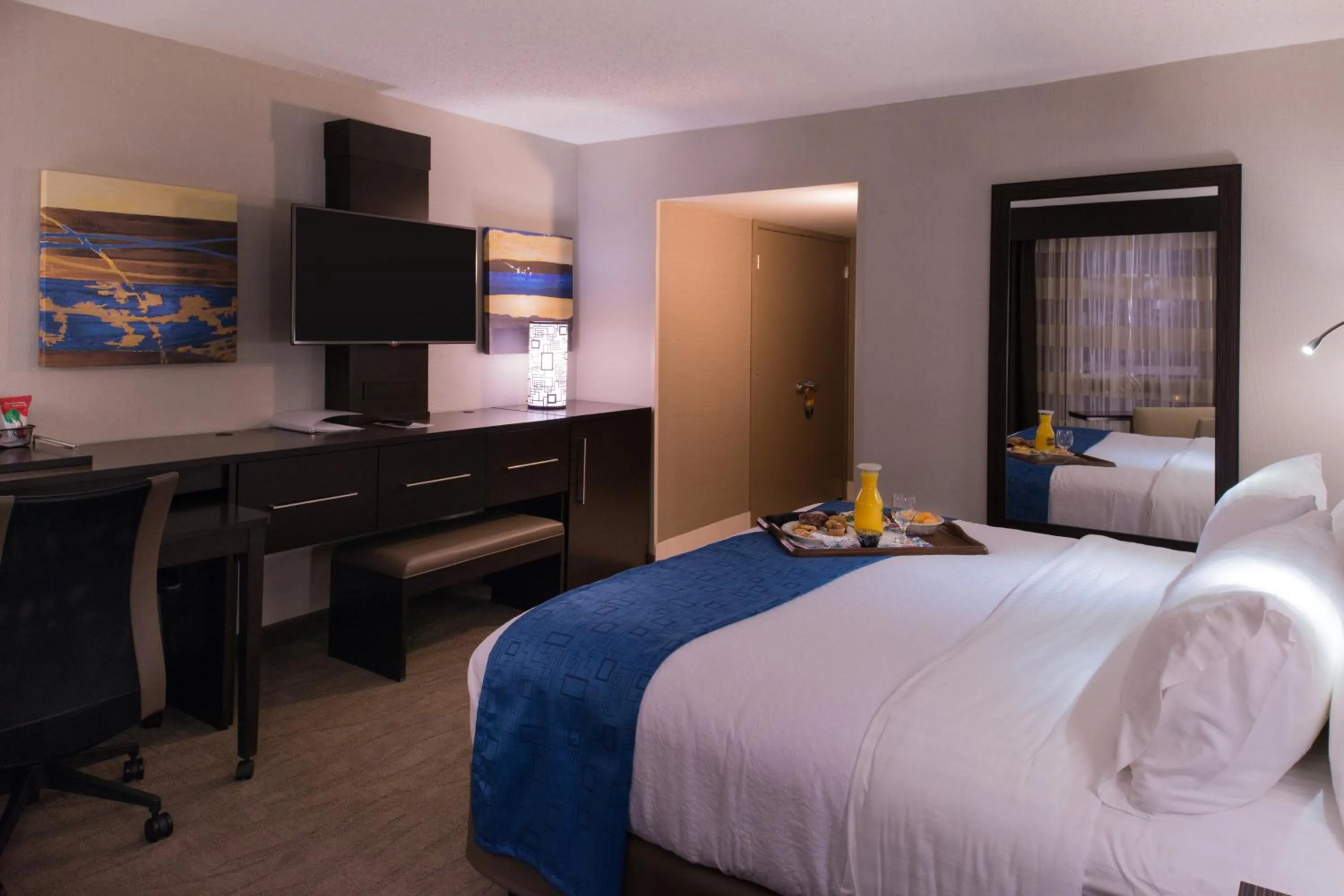 Photo of the whole room, Bed in Radisson Hotel St Louis Downtown Convention Center