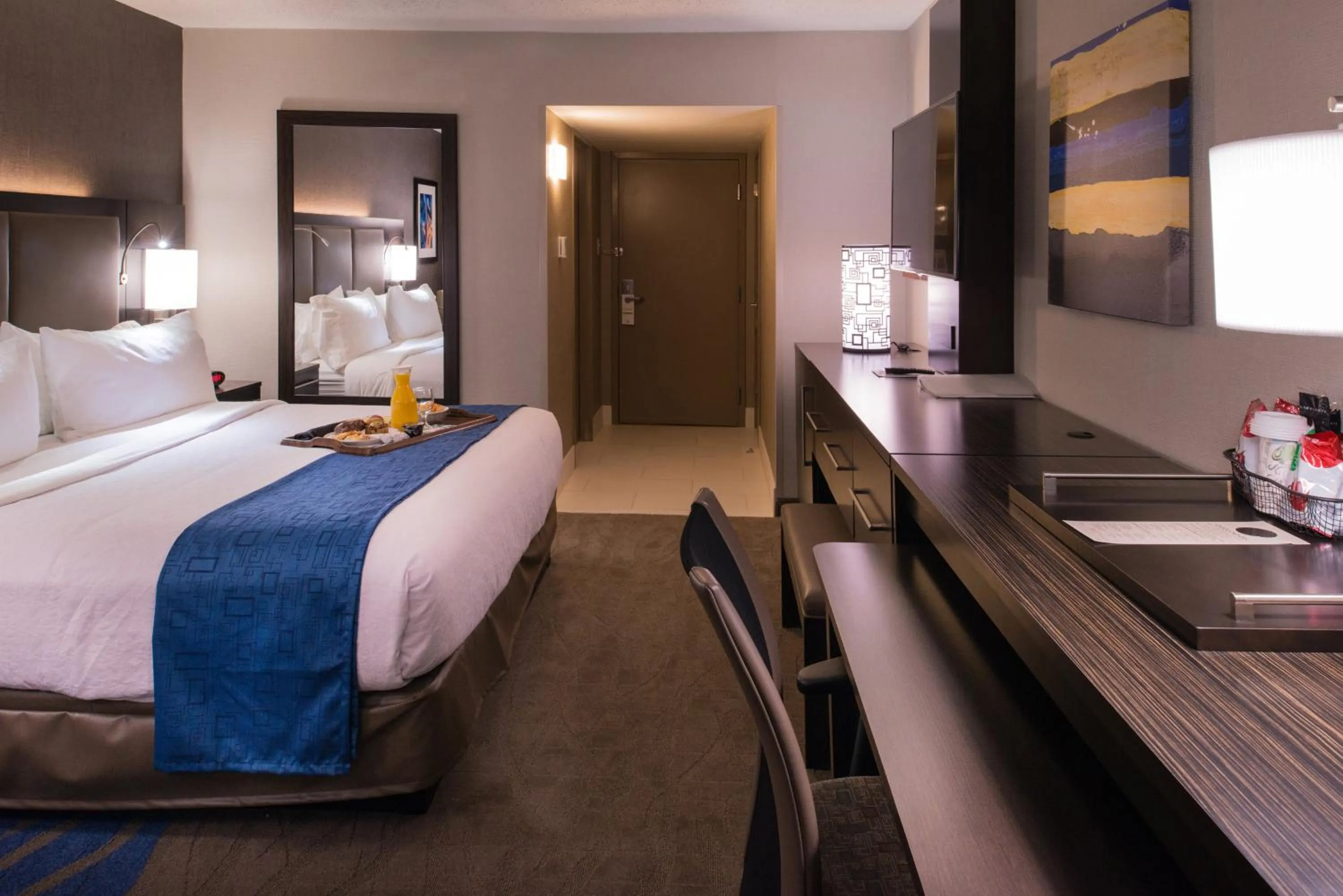 Photo of the whole room, Bed in Radisson Hotel St Louis Downtown Convention Center