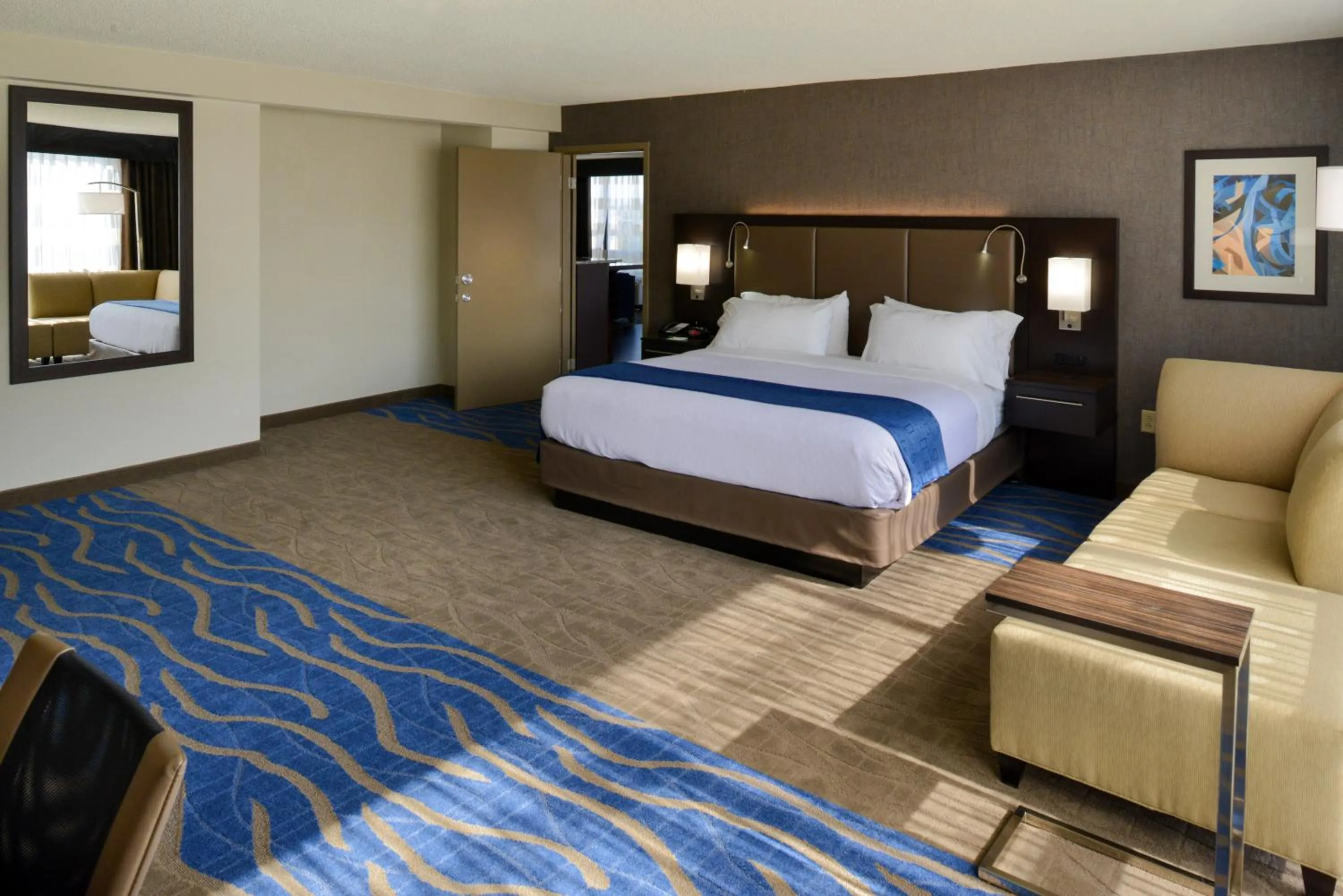 Photo of the whole room, Bed in Radisson Hotel St Louis Downtown Convention Center