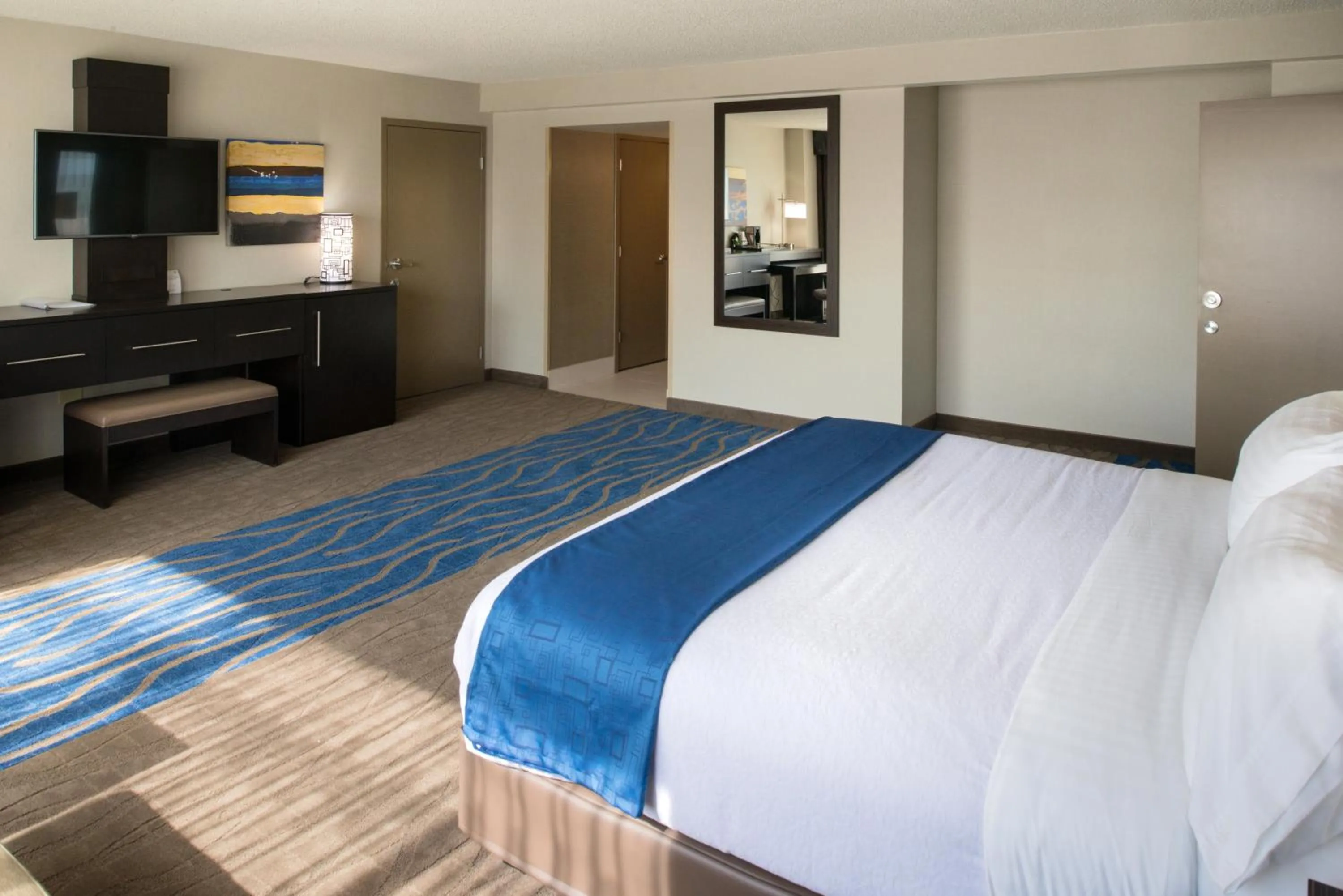 Photo of the whole room, Bed in Radisson Hotel St Louis Downtown Convention Center