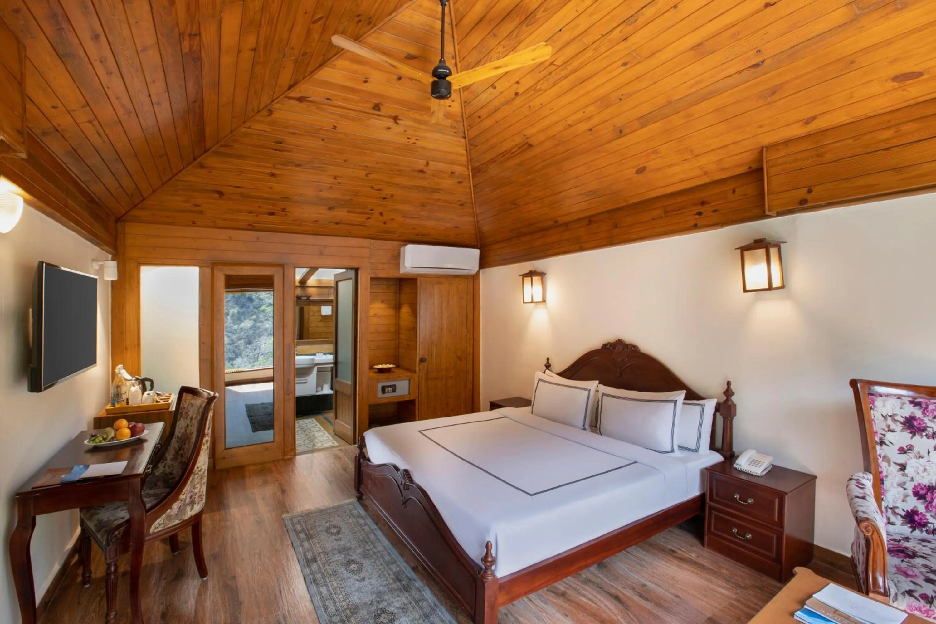 Photo of the whole room, Bed in Raga on the Ganges, Rishikesh