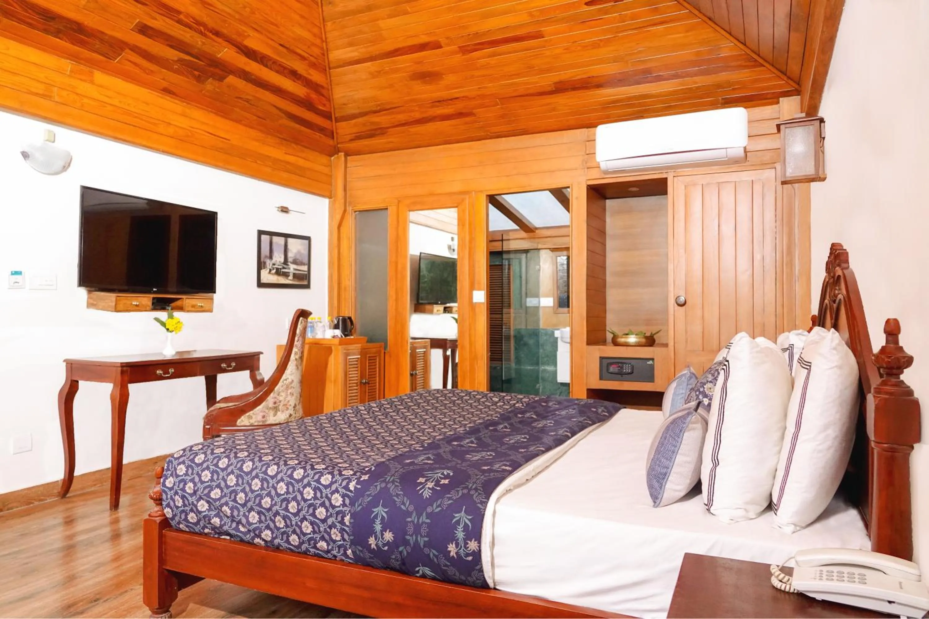 Bed in Raga on the Ganges, Rishikesh