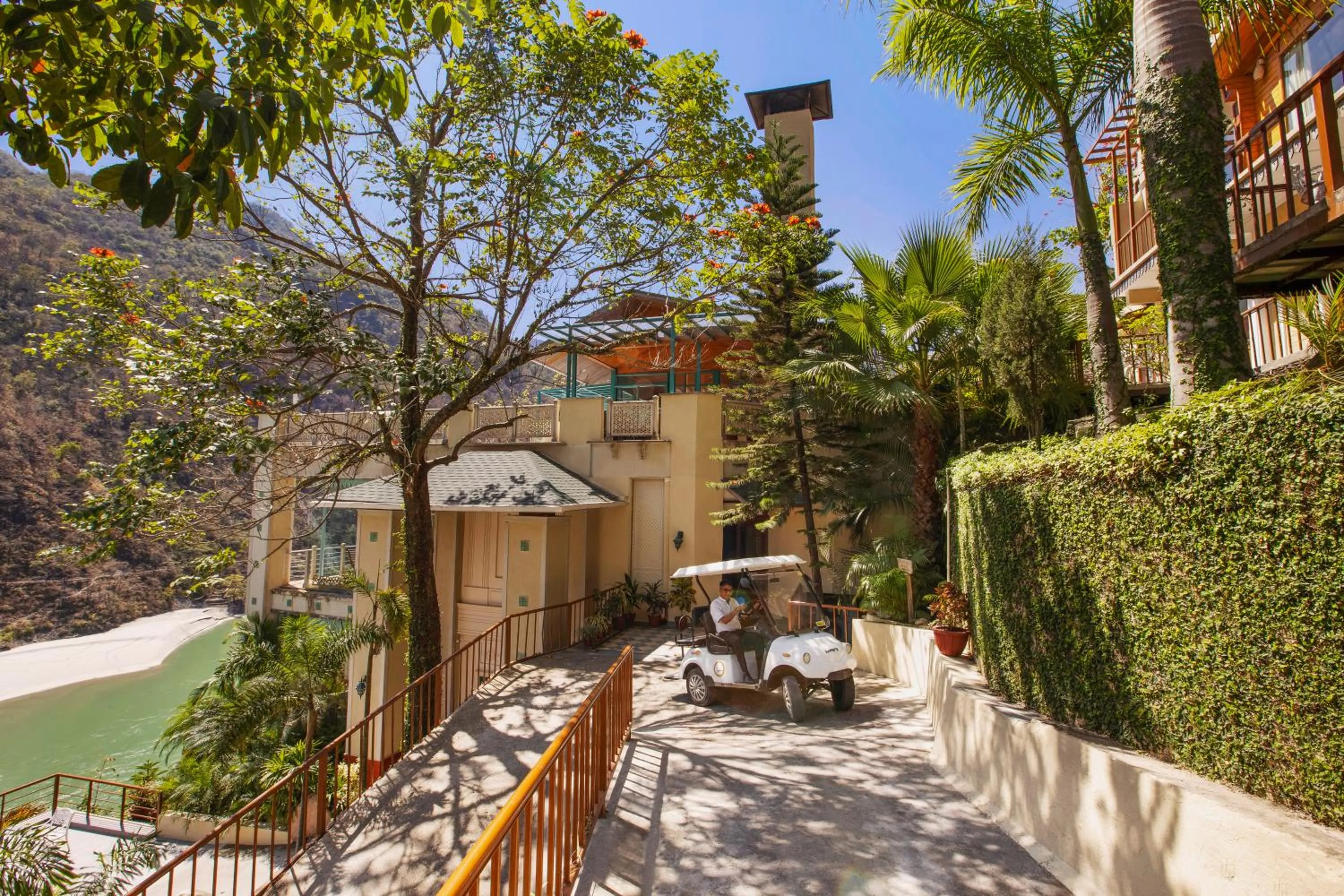 Property building in Raga on the Ganges, Rishikesh