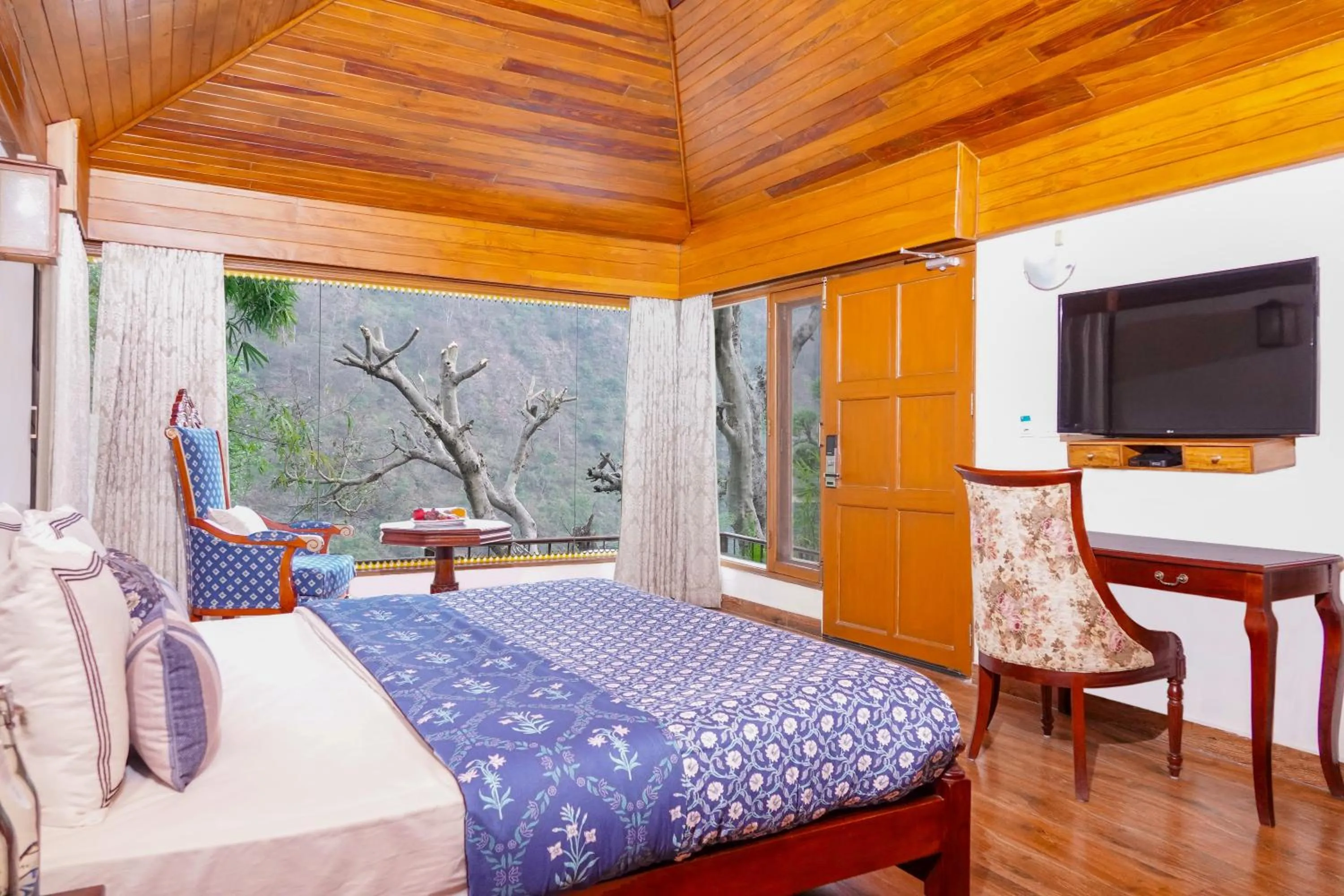 Bed in Raga on the Ganges, Rishikesh