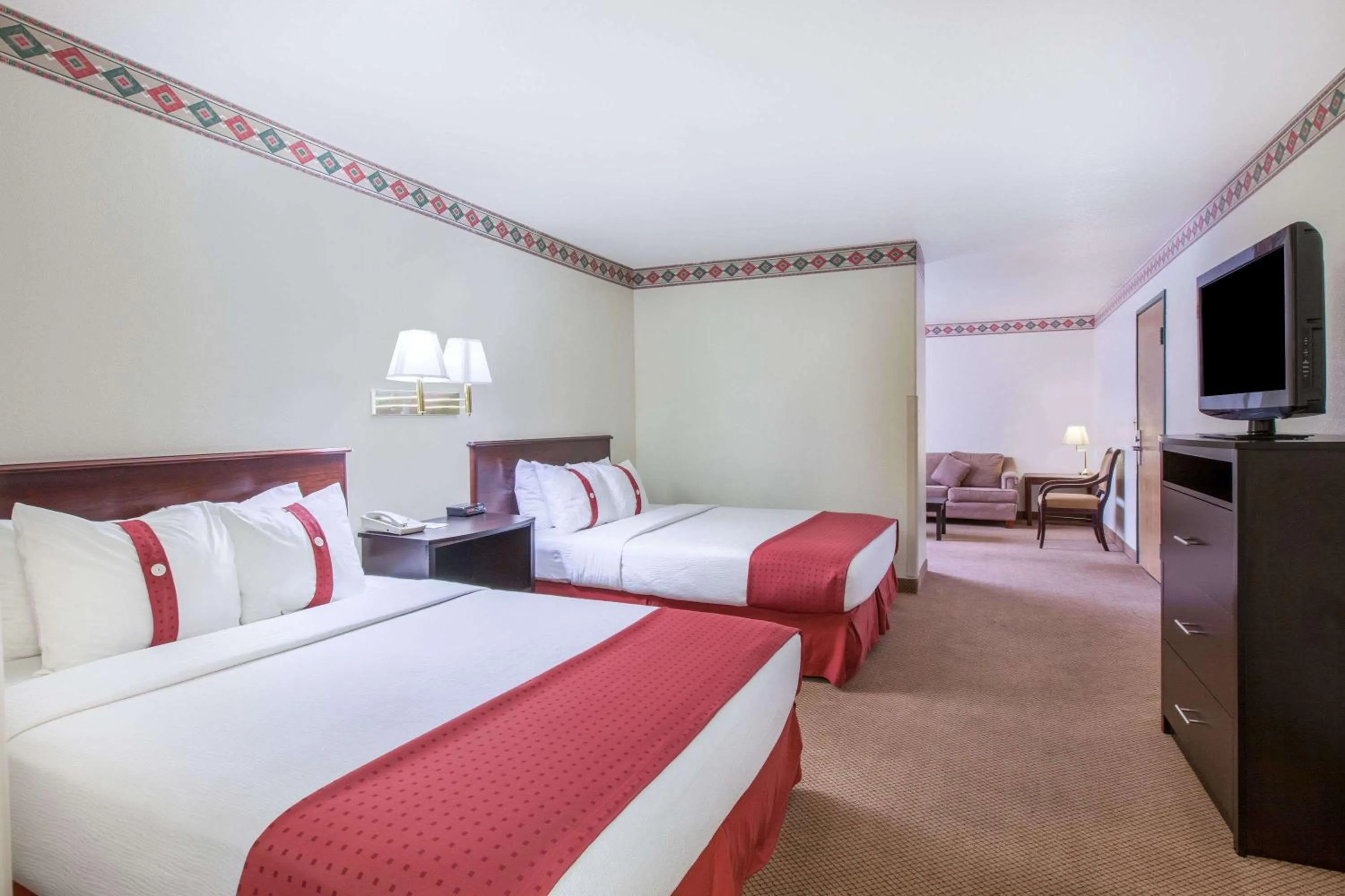 Photo of the whole room, Bed in Ramada by Wyndham Williams/Grand Canyon Area