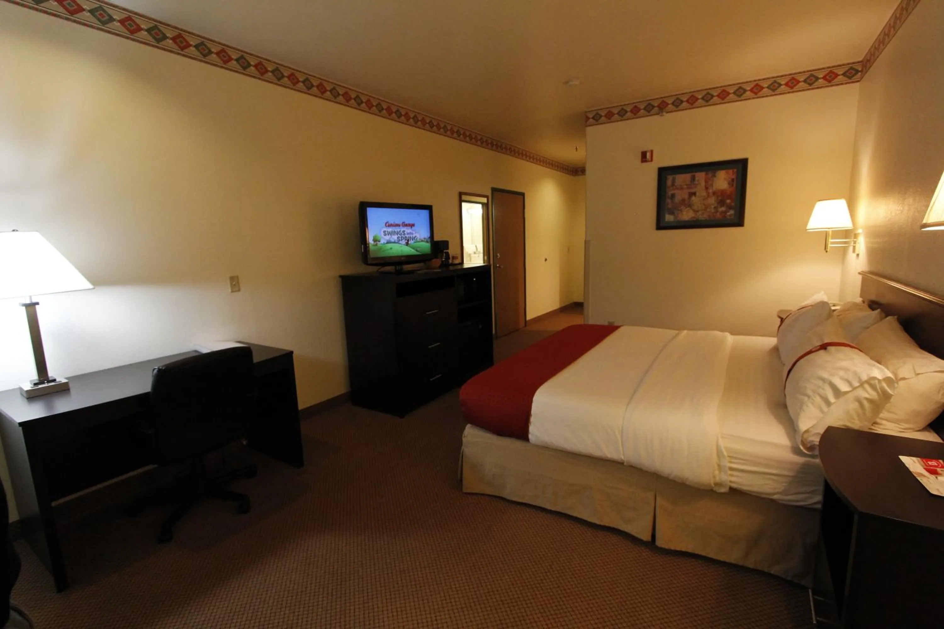 Photo of the whole room, Bed in Ramada by Wyndham Williams/Grand Canyon Area
