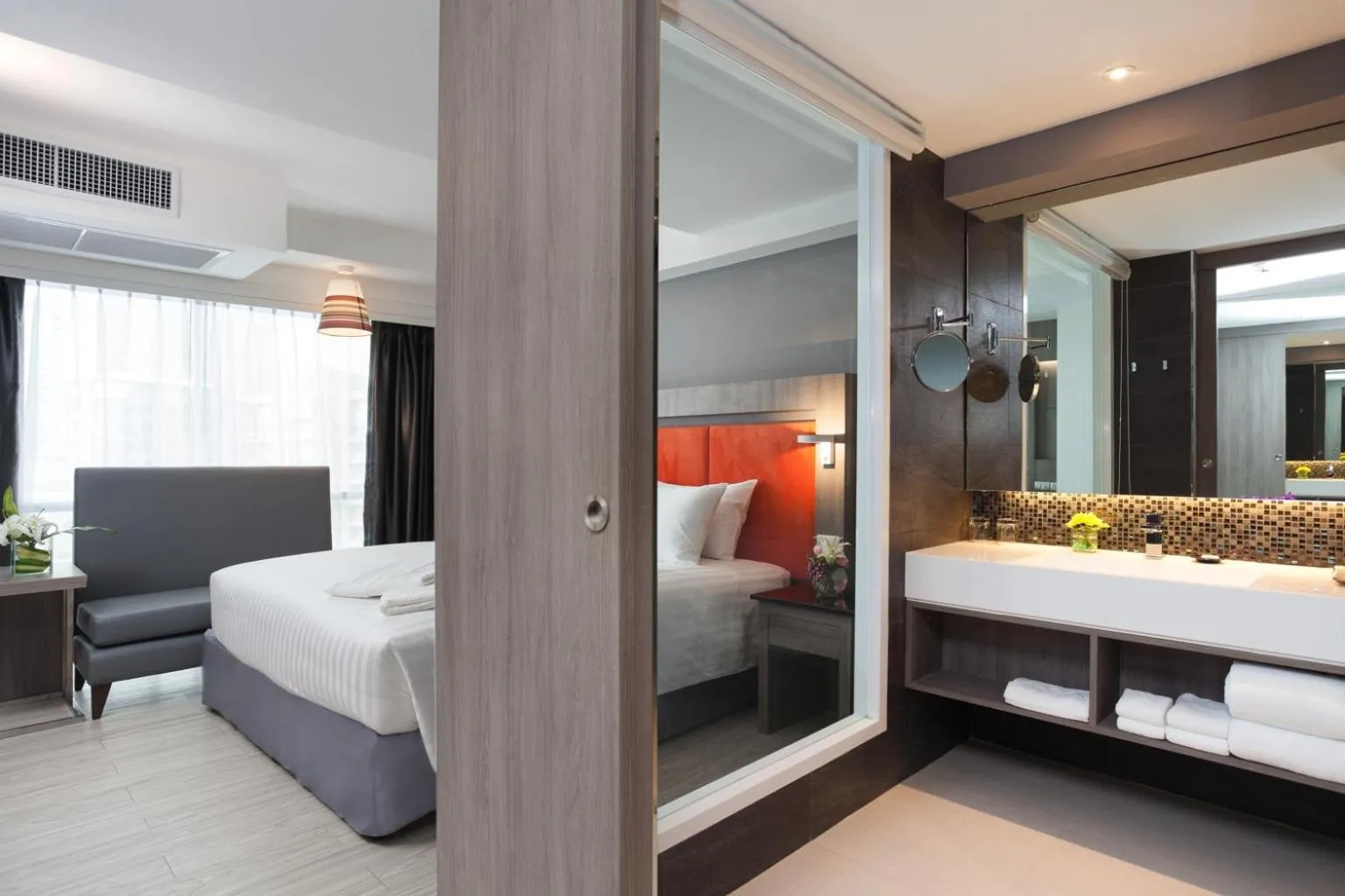 Bathroom, Bed in Grand 5 Hotel & Plaza Sukhumvit Bangkok
