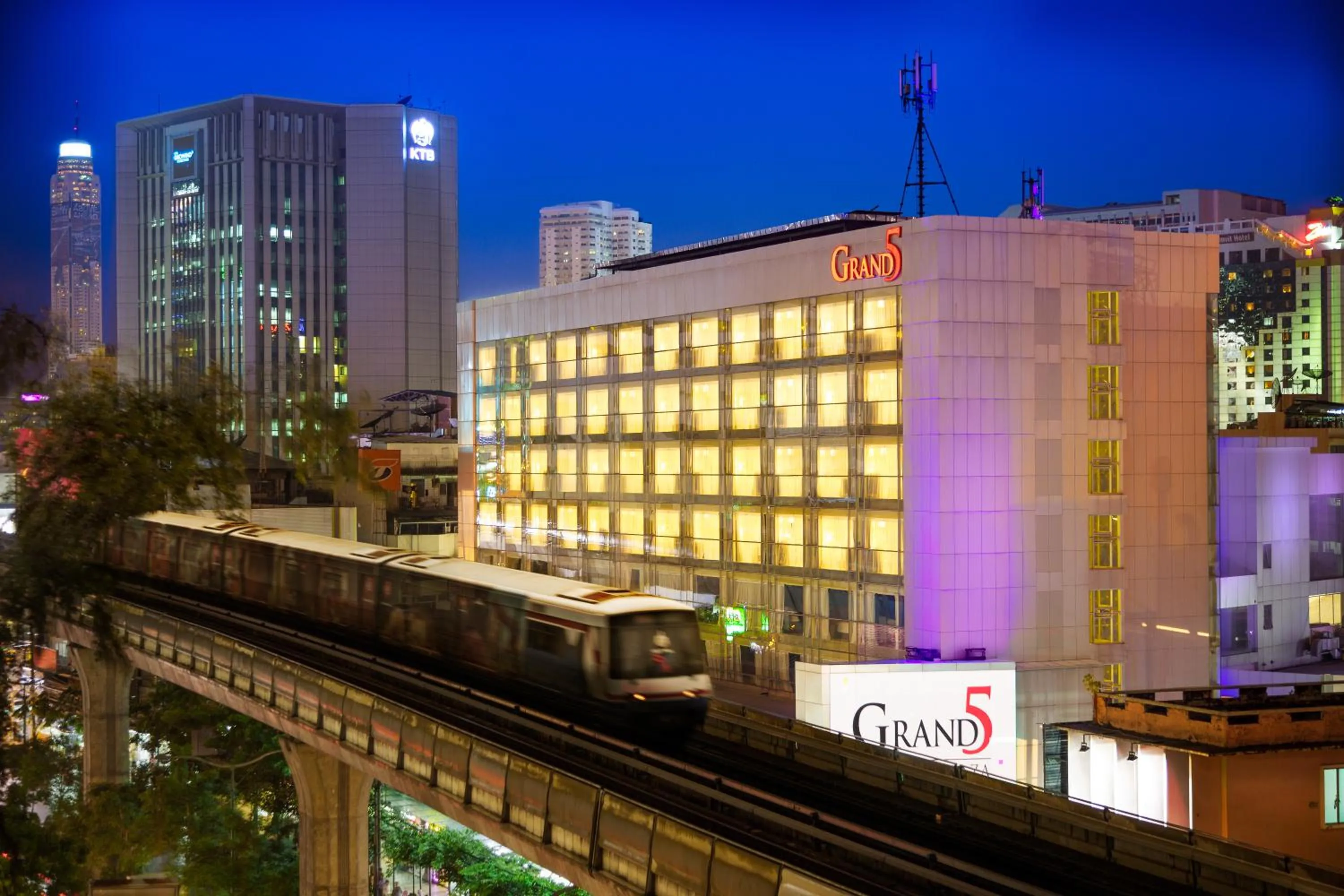 Property building in Grand 5 Hotel & Plaza Sukhumvit Bangkok