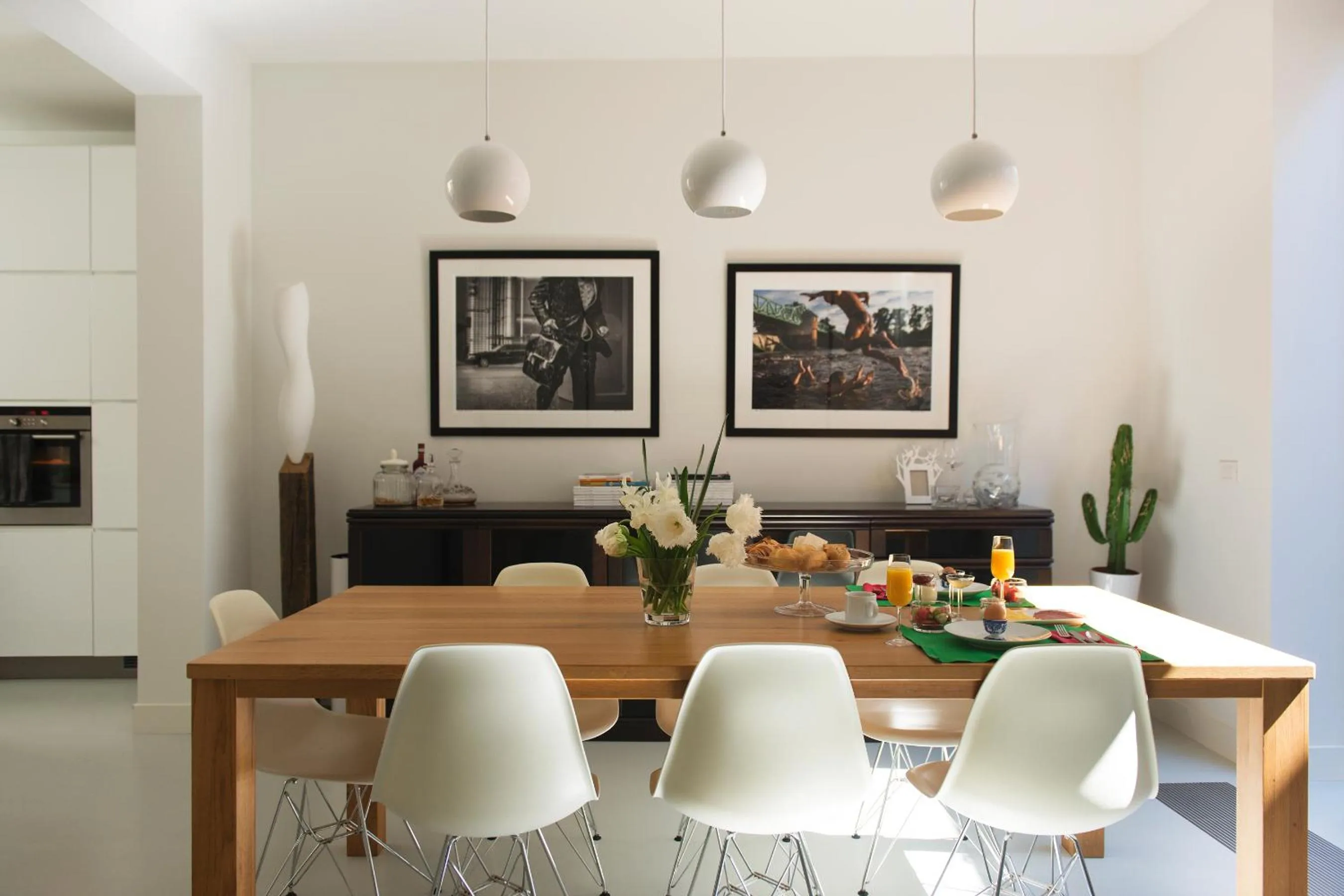 Dining area in 4B B&B Brugge