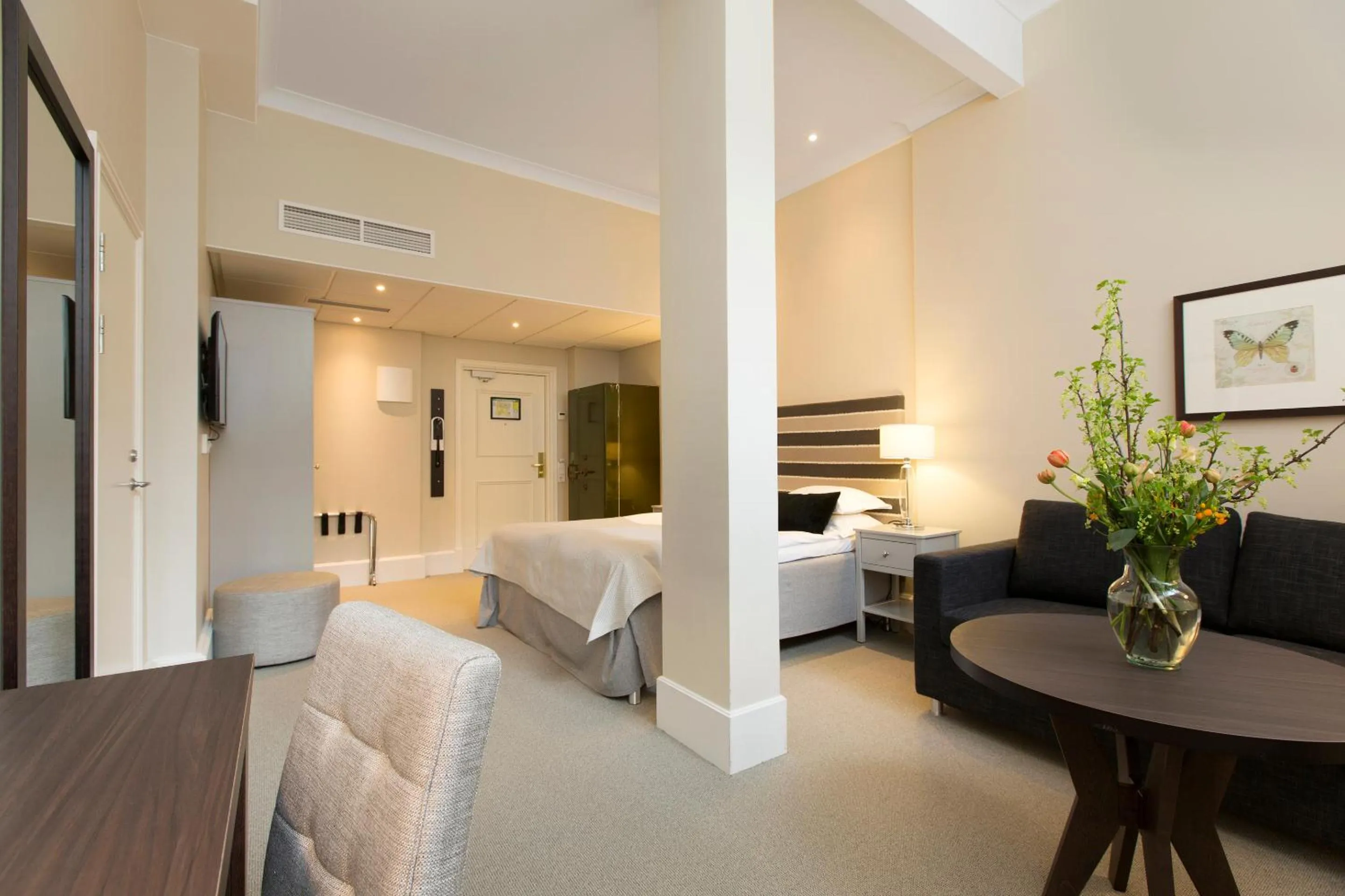 Photo of the whole room, Bed in Elite Hotel Savoy