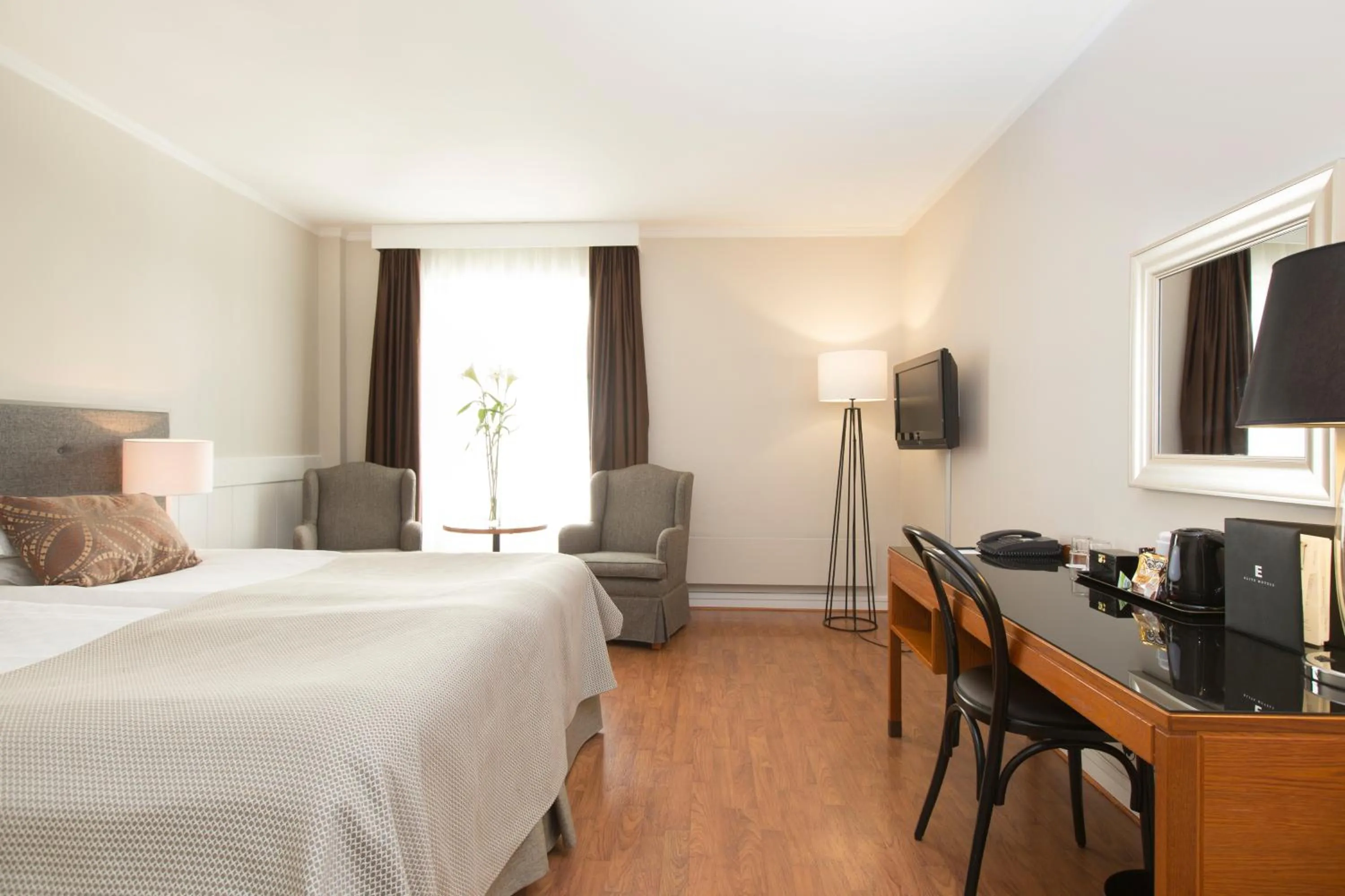 Photo of the whole room, Bed in Elite Hotel Savoy