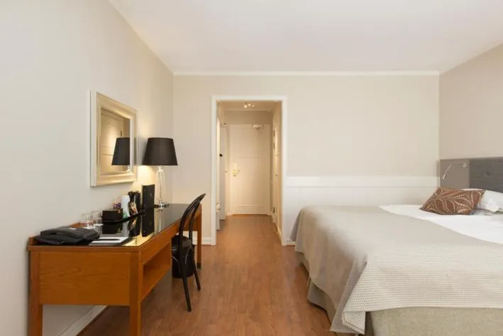 Bedroom, Bed in Elite Hotel Savoy