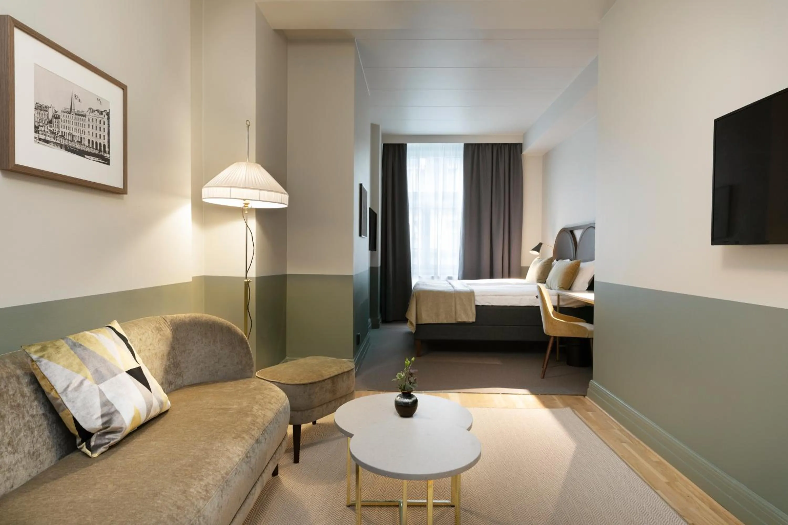 Seating area, Bed in Elite Hotel Savoy