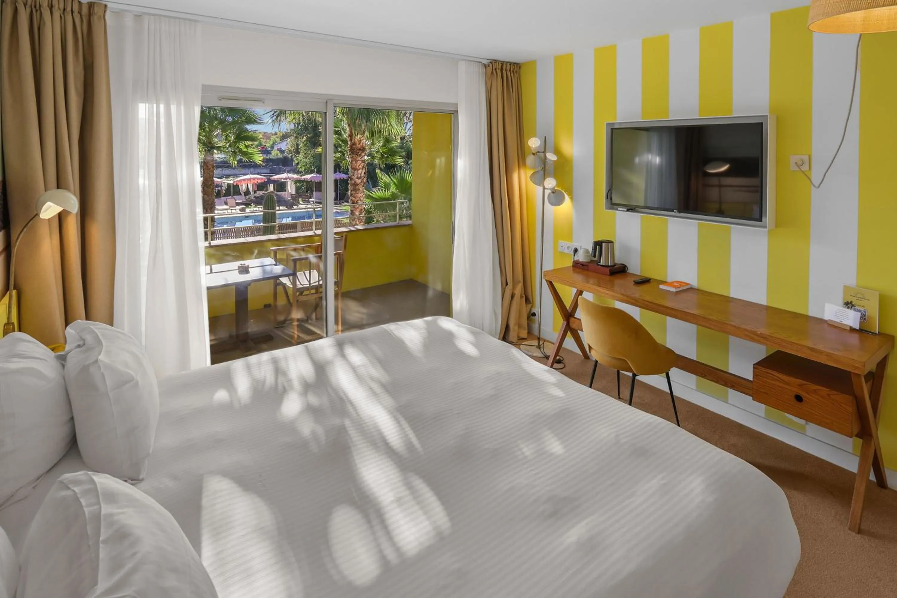 Photo of the whole room, Bed in Hotel Casarose - Cannes Mandelieu