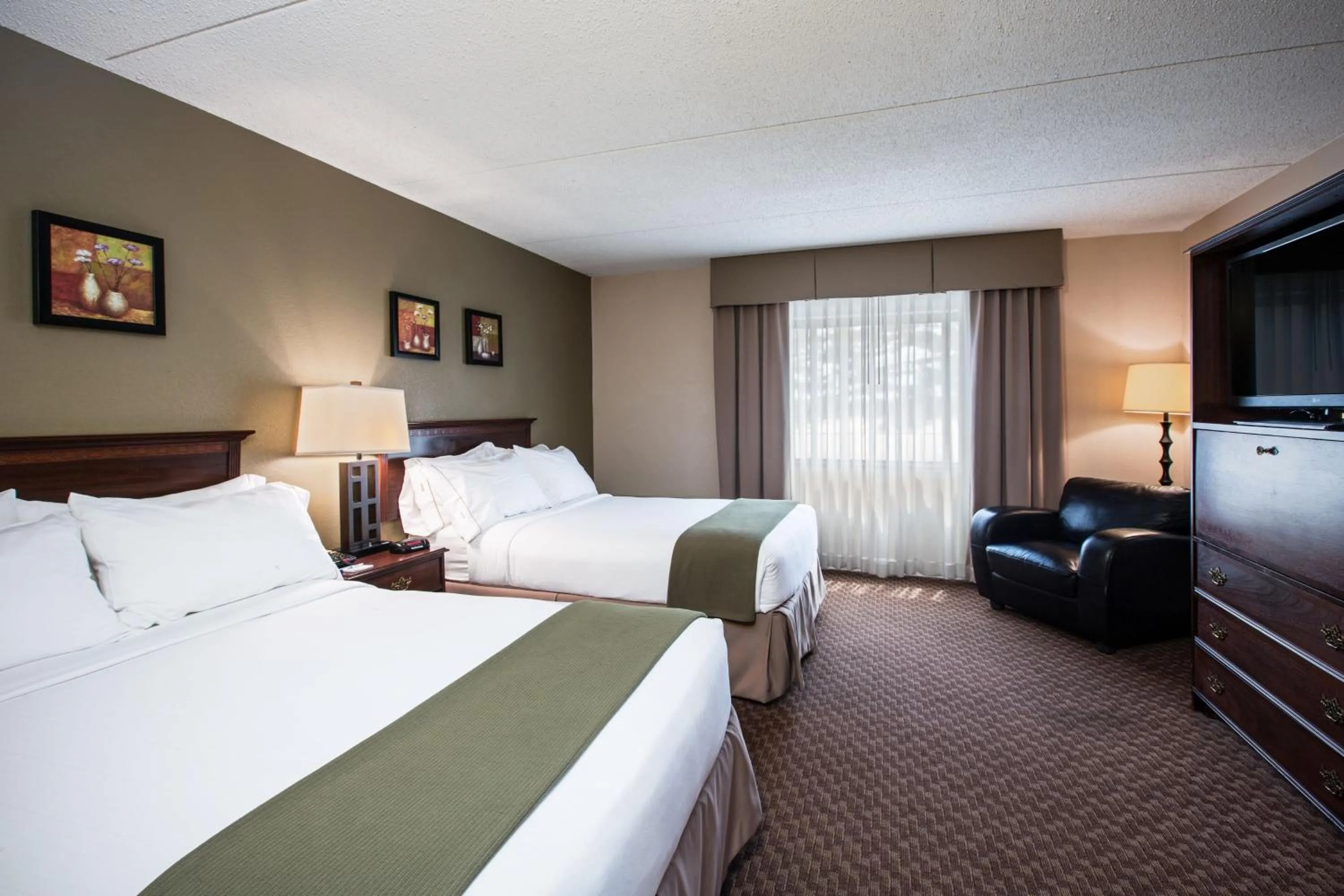 Photo of the whole room, Bed in Holiday Inn Express Schaumburg-Rolling Meadows by IHG