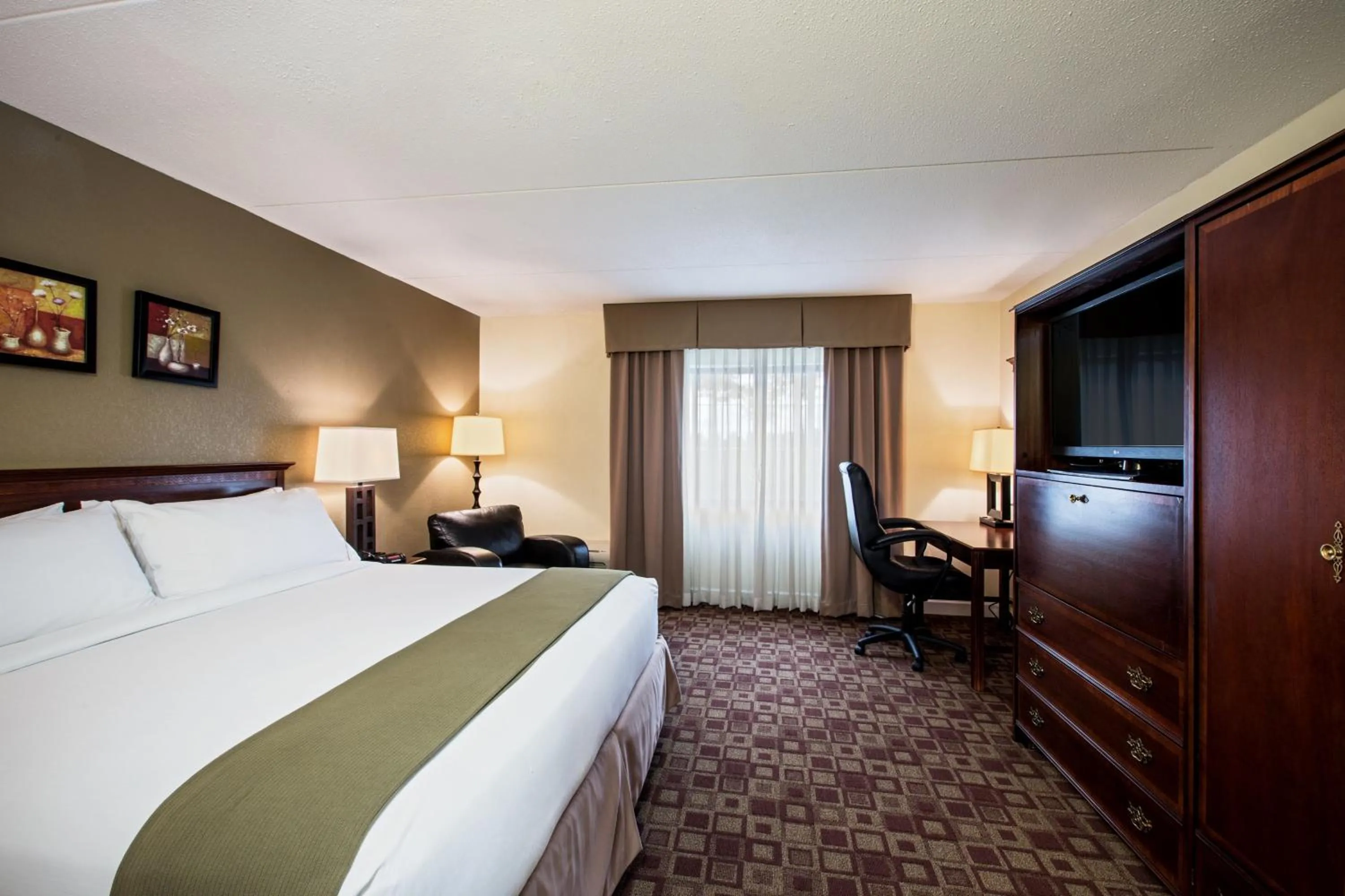 Photo of the whole room, Bed in Holiday Inn Express Schaumburg-Rolling Meadows by IHG