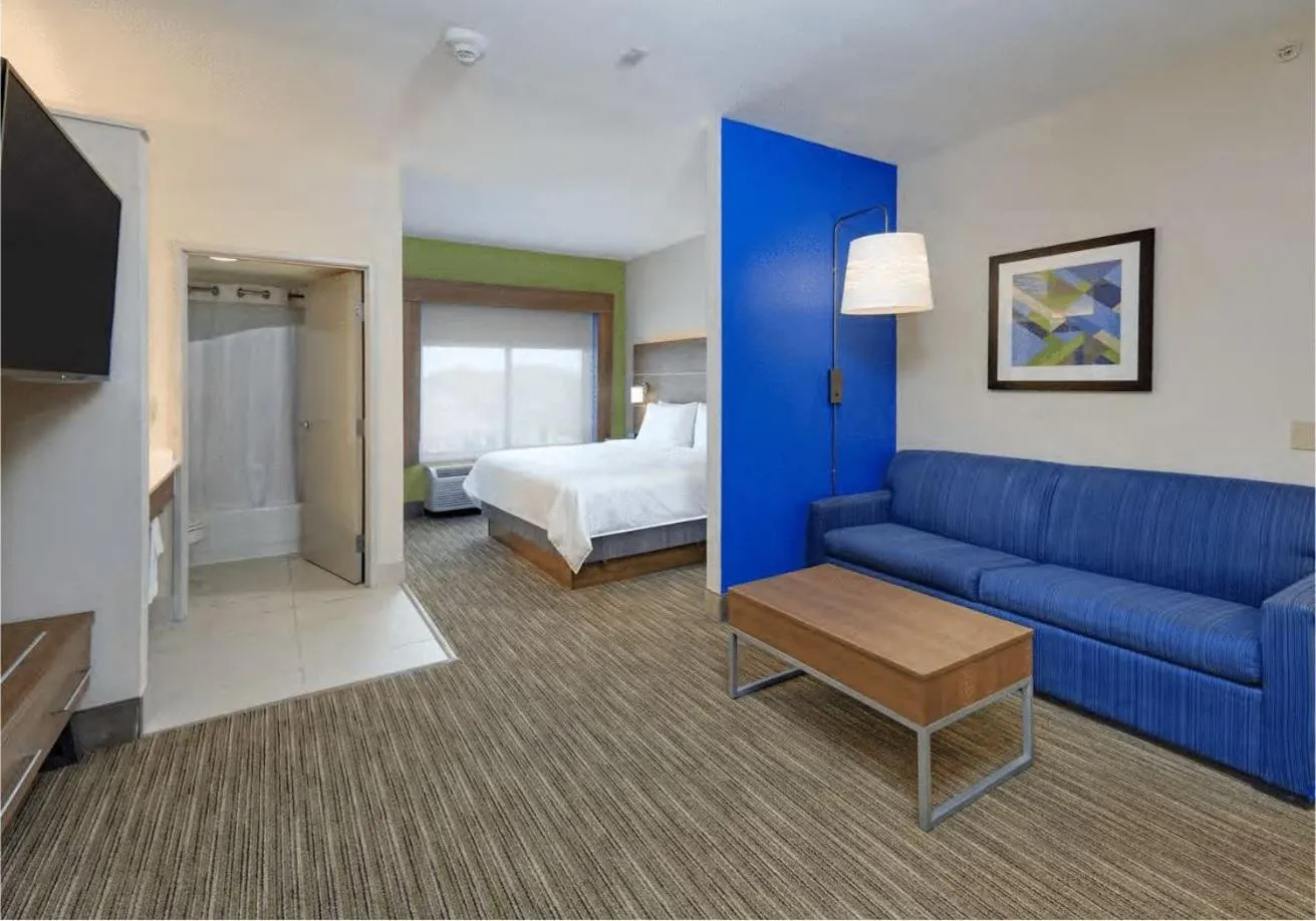 Bedroom, Bed in Holiday Inn Express & Suites - Austin - Round Rock by IHG