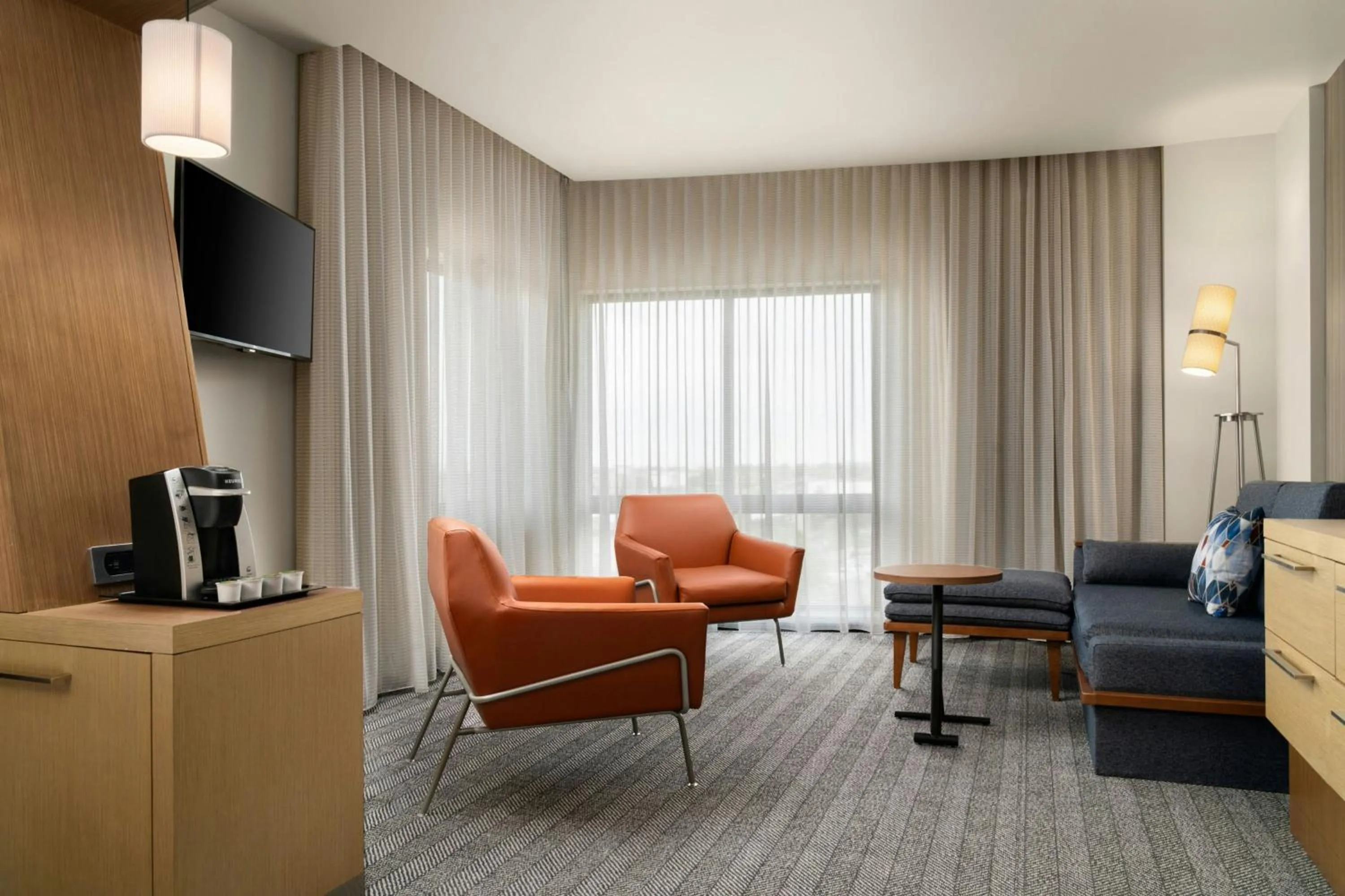 Living room in Courtyard by Marriott Denver North/Westminster