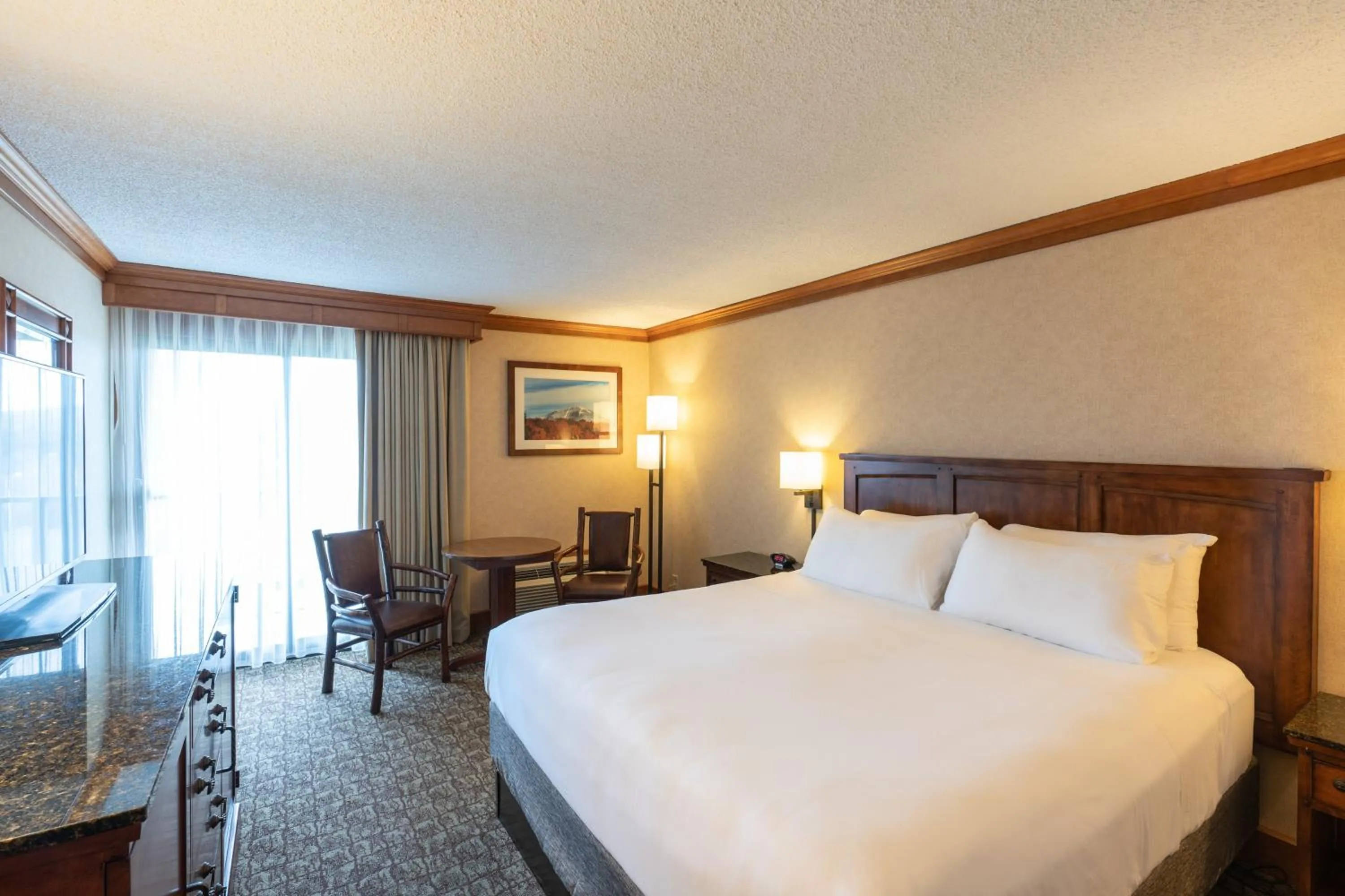 Photo of the whole room, Bed in Crowne Plaza Lake Placid by IHG