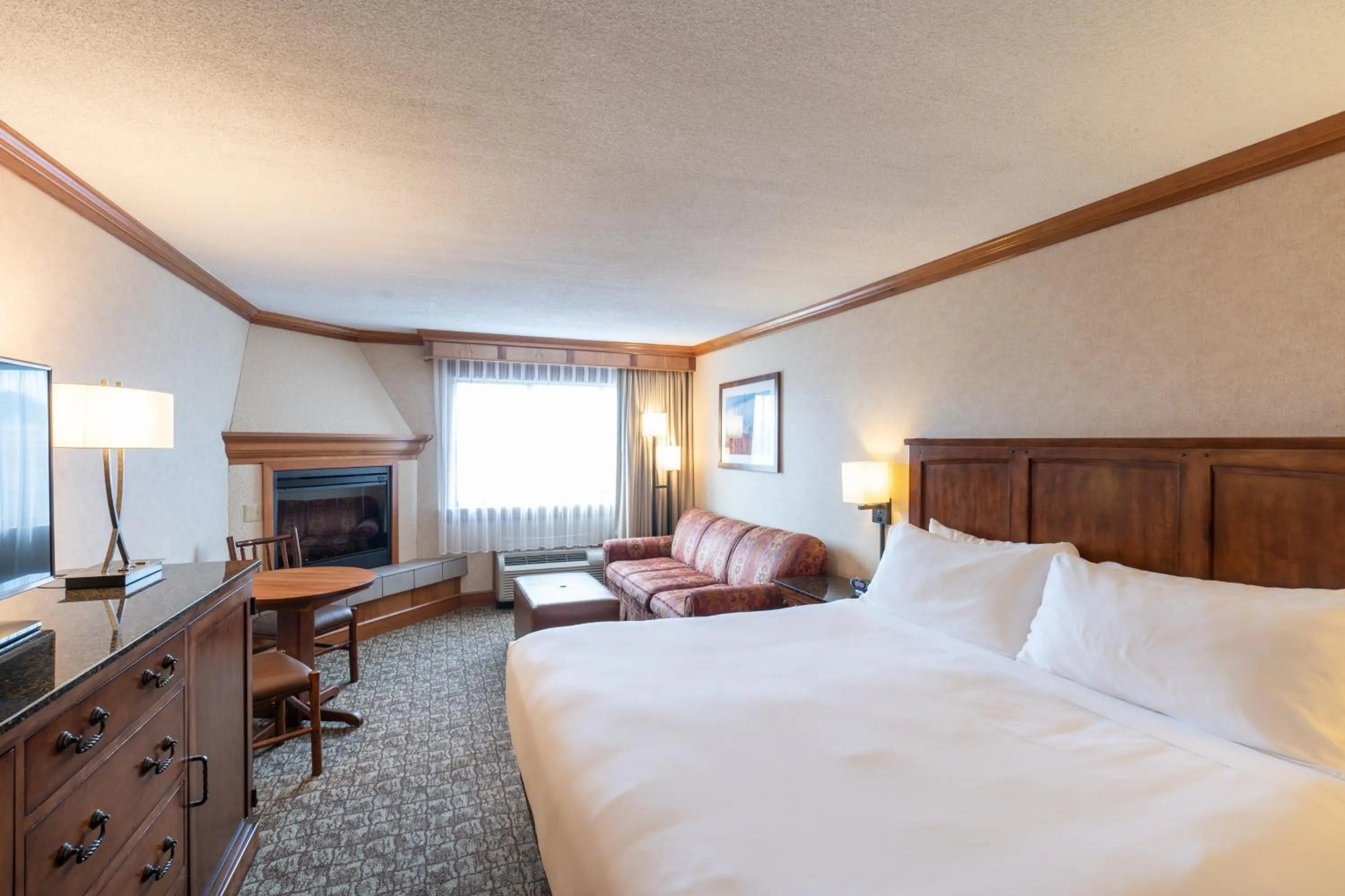 Photo of the whole room, Bed in Crowne Plaza Lake Placid by IHG