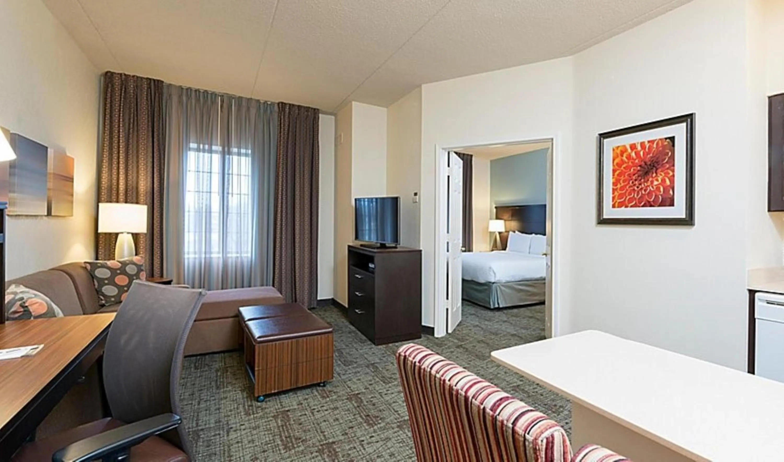 Photo of the whole room, Bed in Staybridge Suites Glenview by IHG