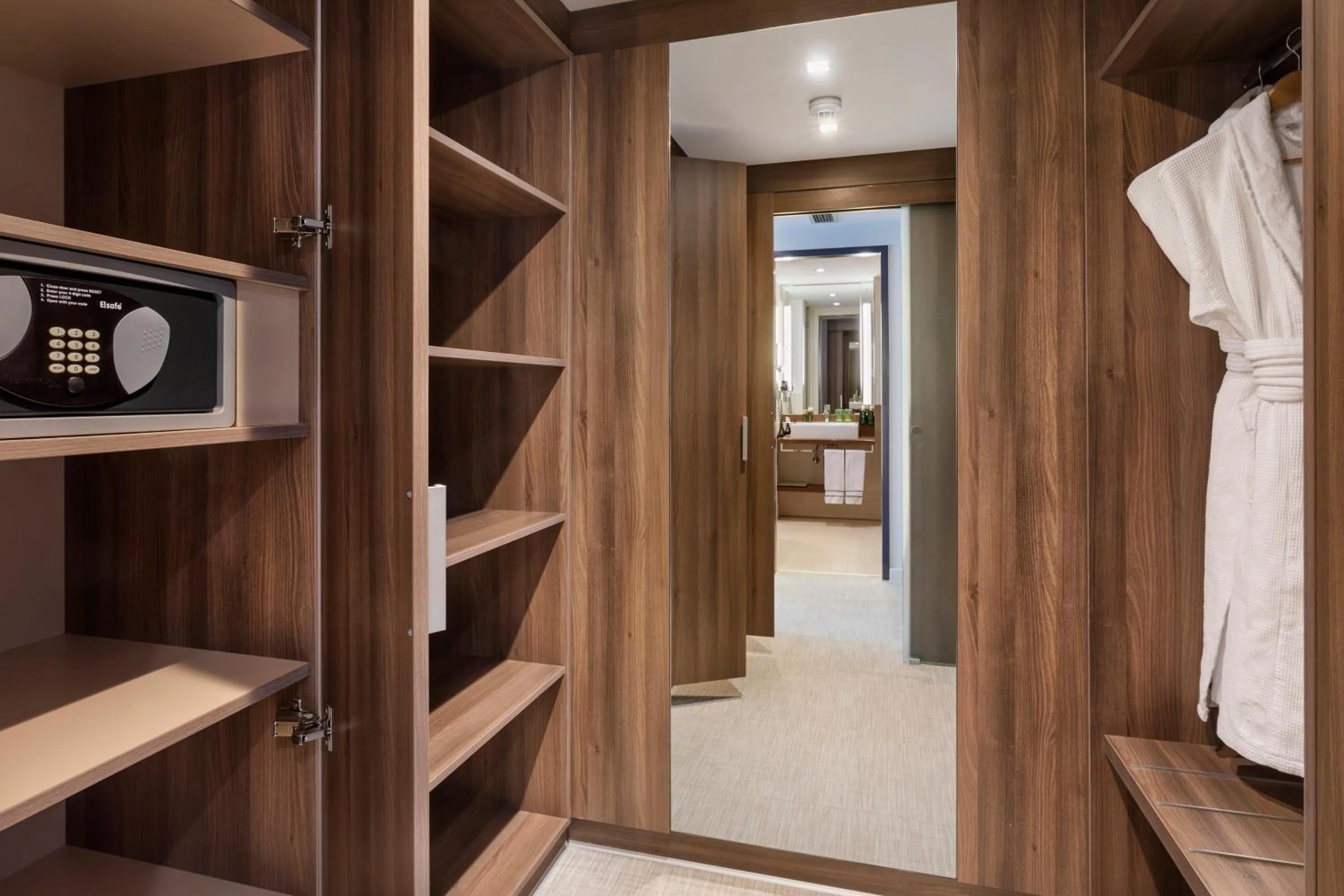 wardrobe in Meliá Düsseldorf