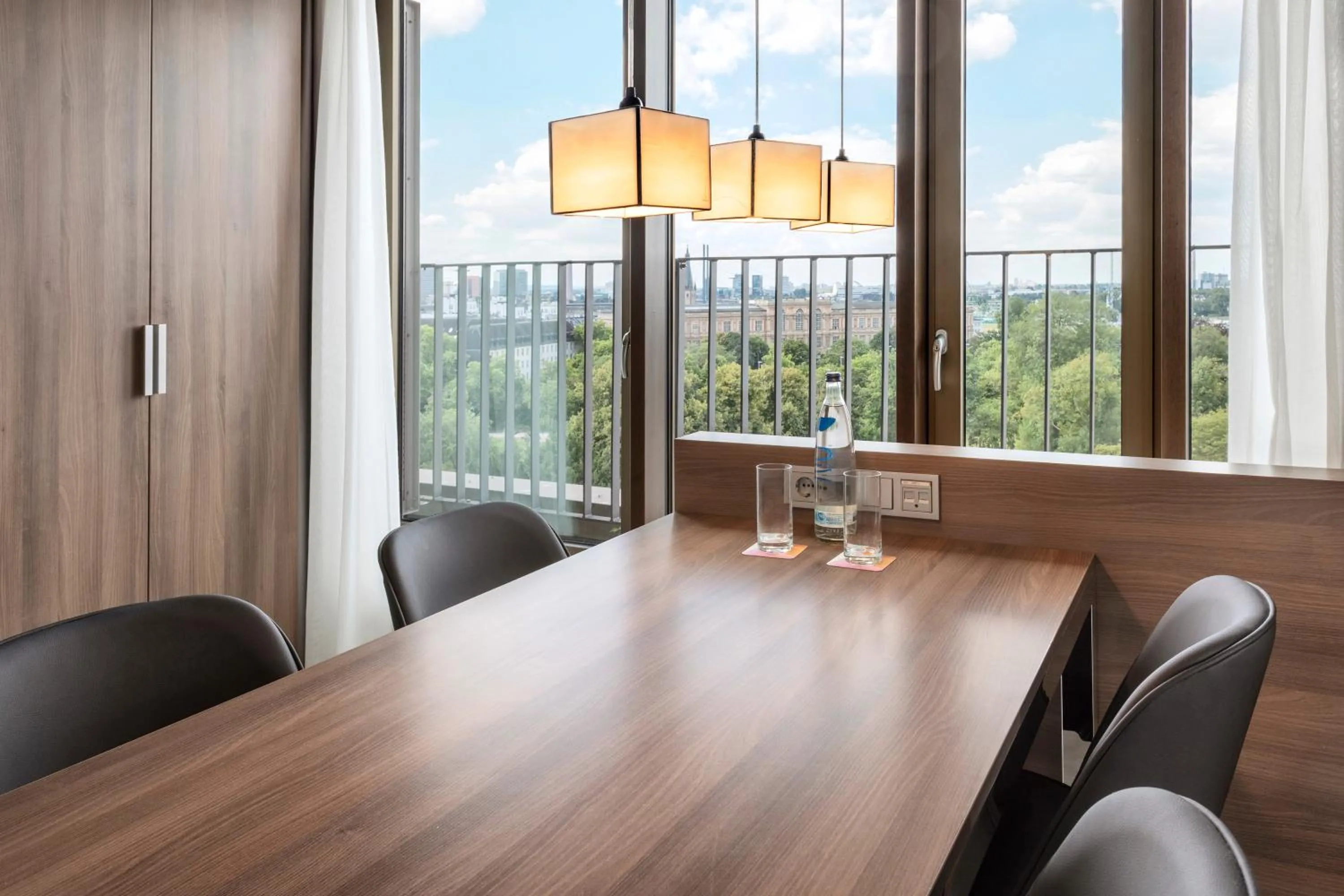 Dining area in Meliá Düsseldorf