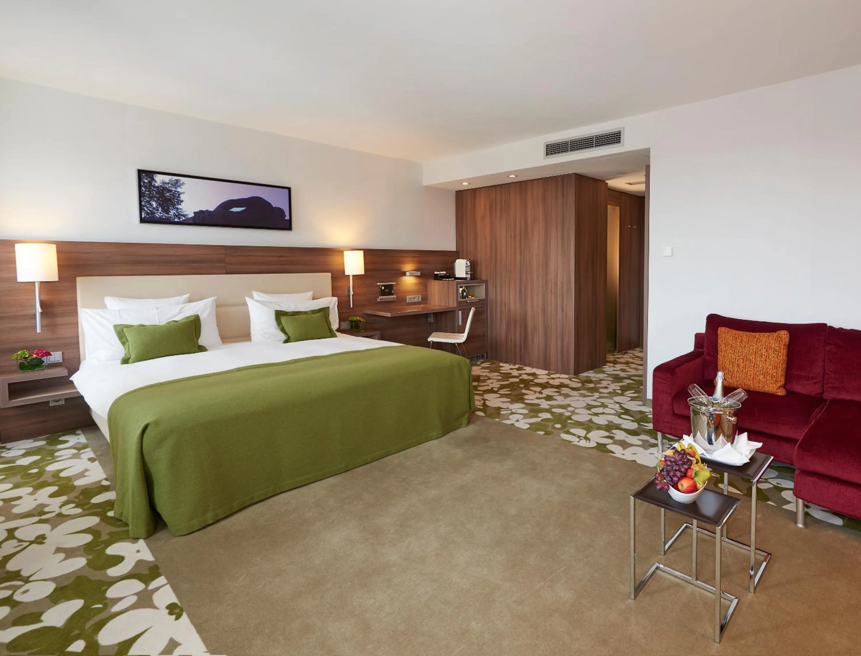 Photo of the whole room, Bed in Meliá Düsseldorf