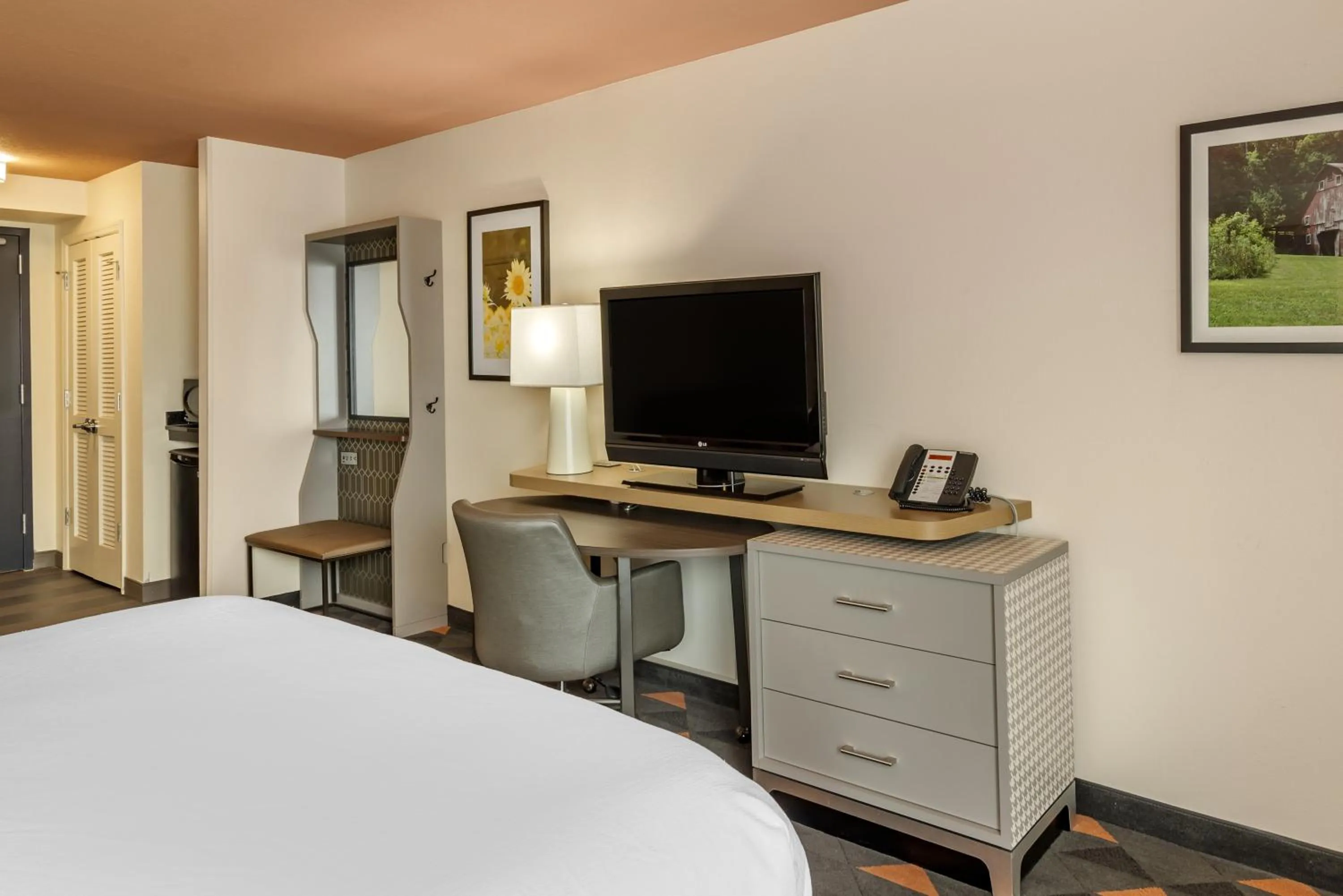 Photo of the whole room, Bed in Holiday Inn Atlanta-Gas South Arena Area by IHG