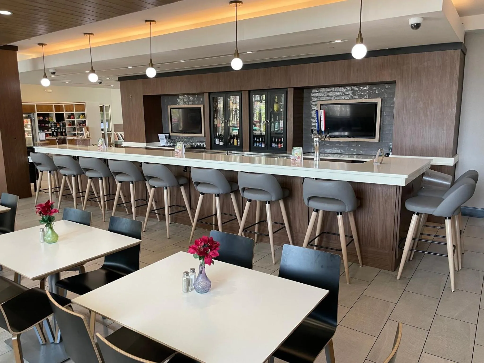 Lounge or bar in Holiday Inn Atlanta-Gas South Arena Area by IHG