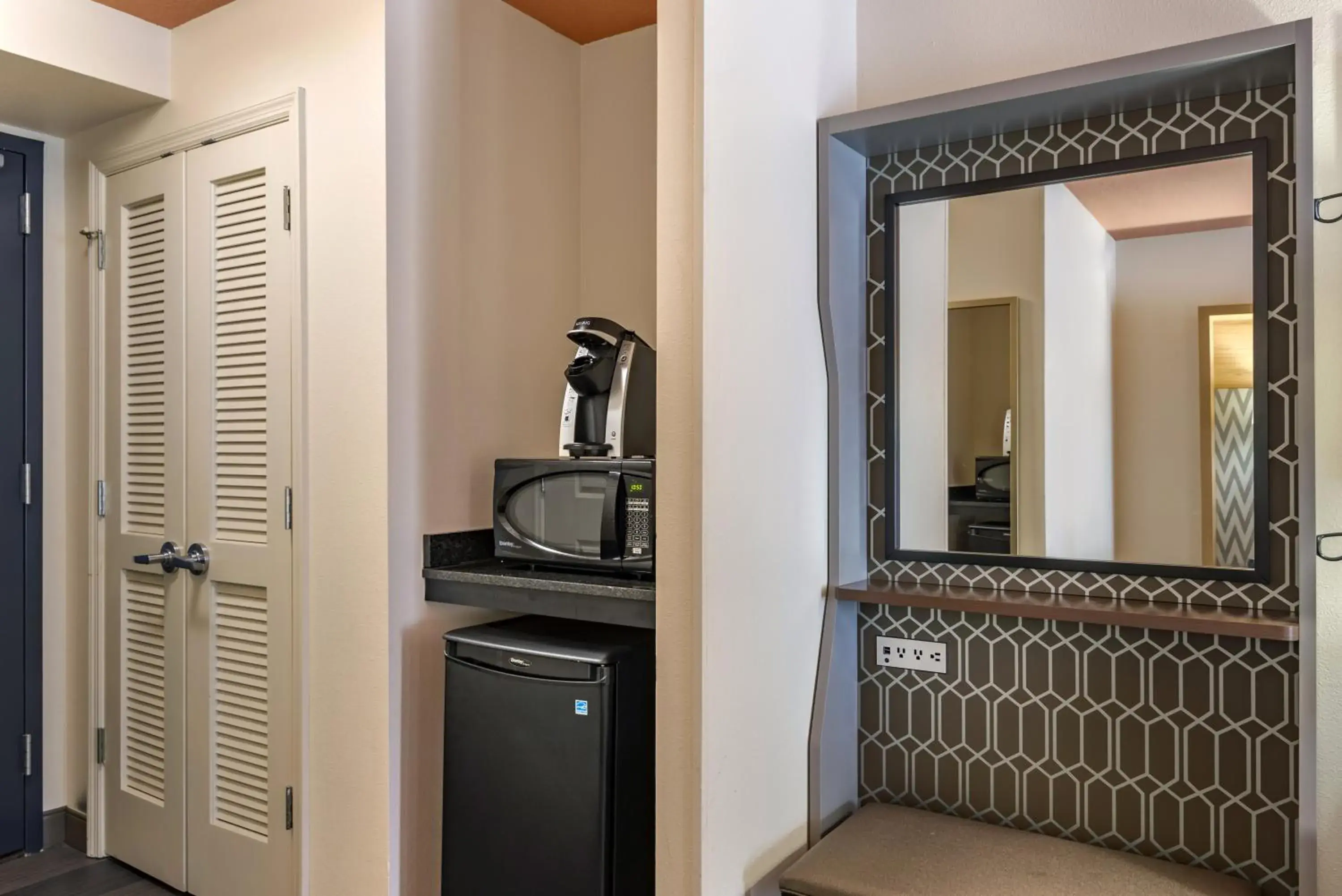 Queen Room with Two Queen Beds - Hearing Accessible/Non-Smoking in Holiday Inn Atlanta-Gas South Arena Area by IHG Queen Room with Two Queen Beds - Hearing Accessible/Non-Smoking in Holiday Inn Atlanta-Gas South Arena Area by IHG