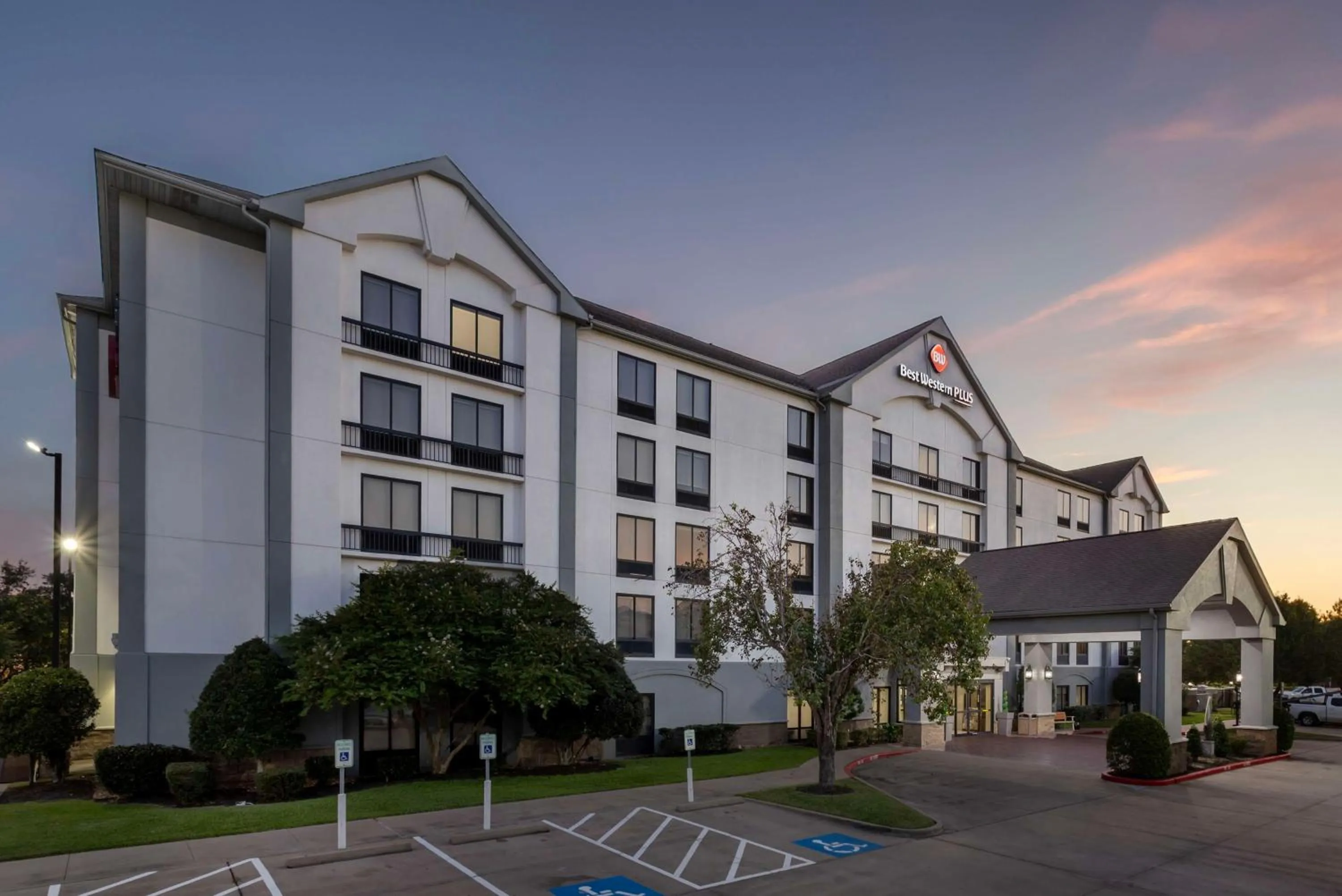 Property building in Best Western Plus Sugar Land-Stafford