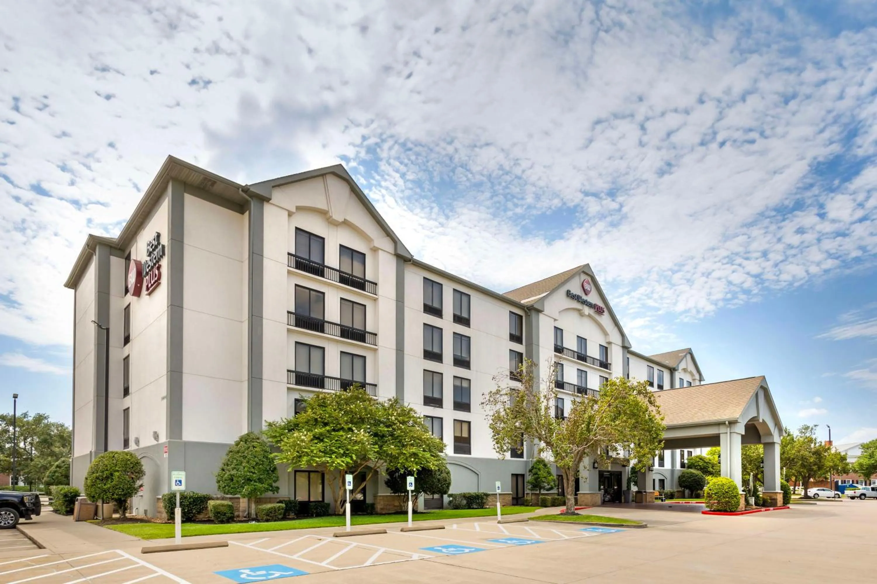 Property building in Best Western Plus Sugar Land-Stafford