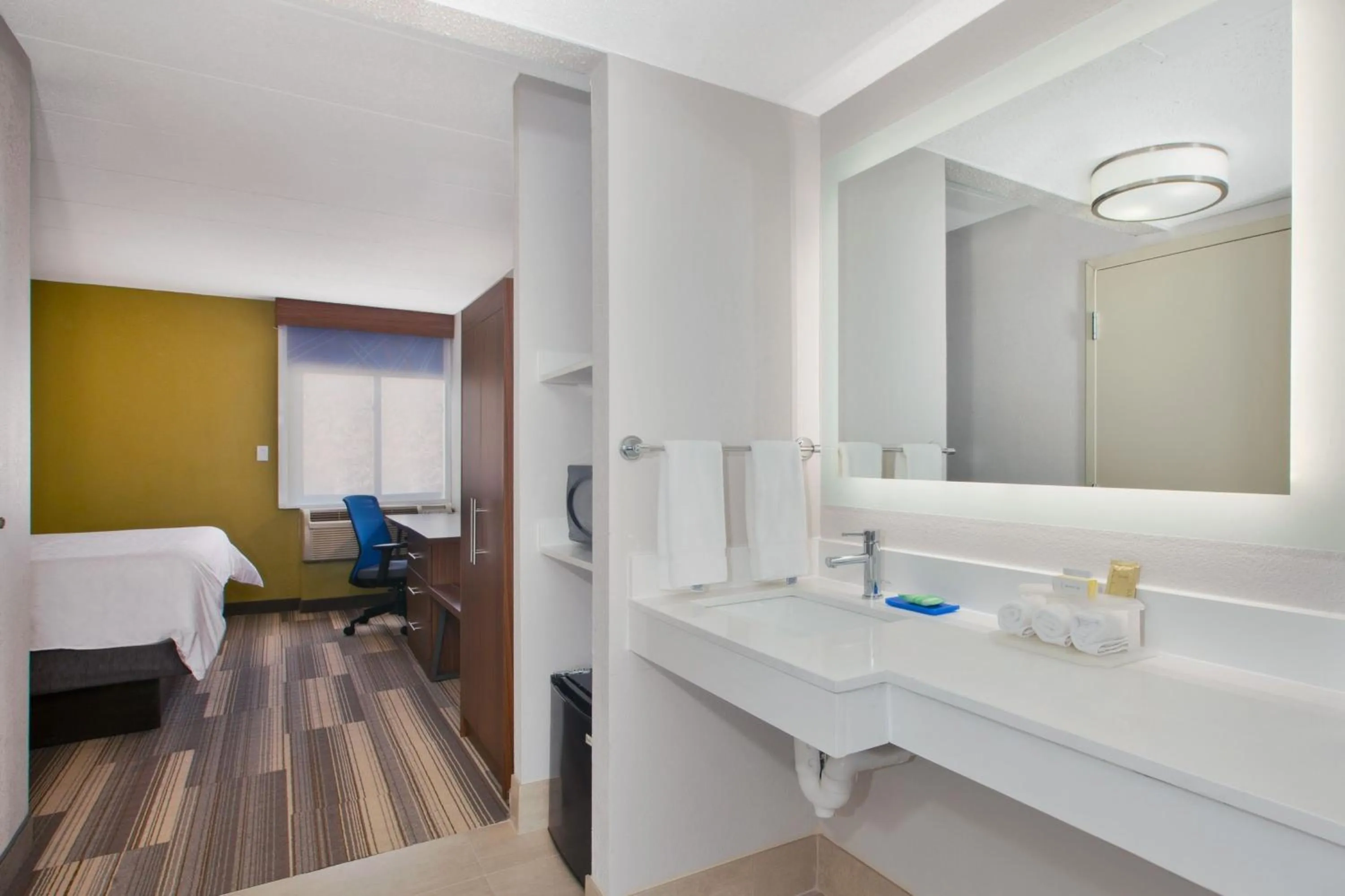 Photo of the whole room in Holiday Inn Express Fairfax-Arlington Boulevard by IHG