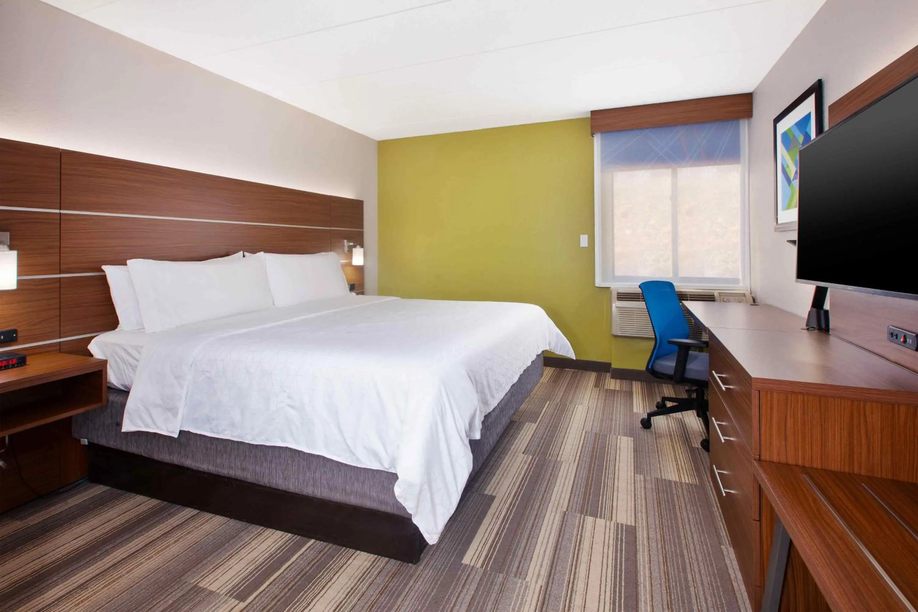 Bed in Holiday Inn Express Fairfax-Arlington Boulevard by IHG