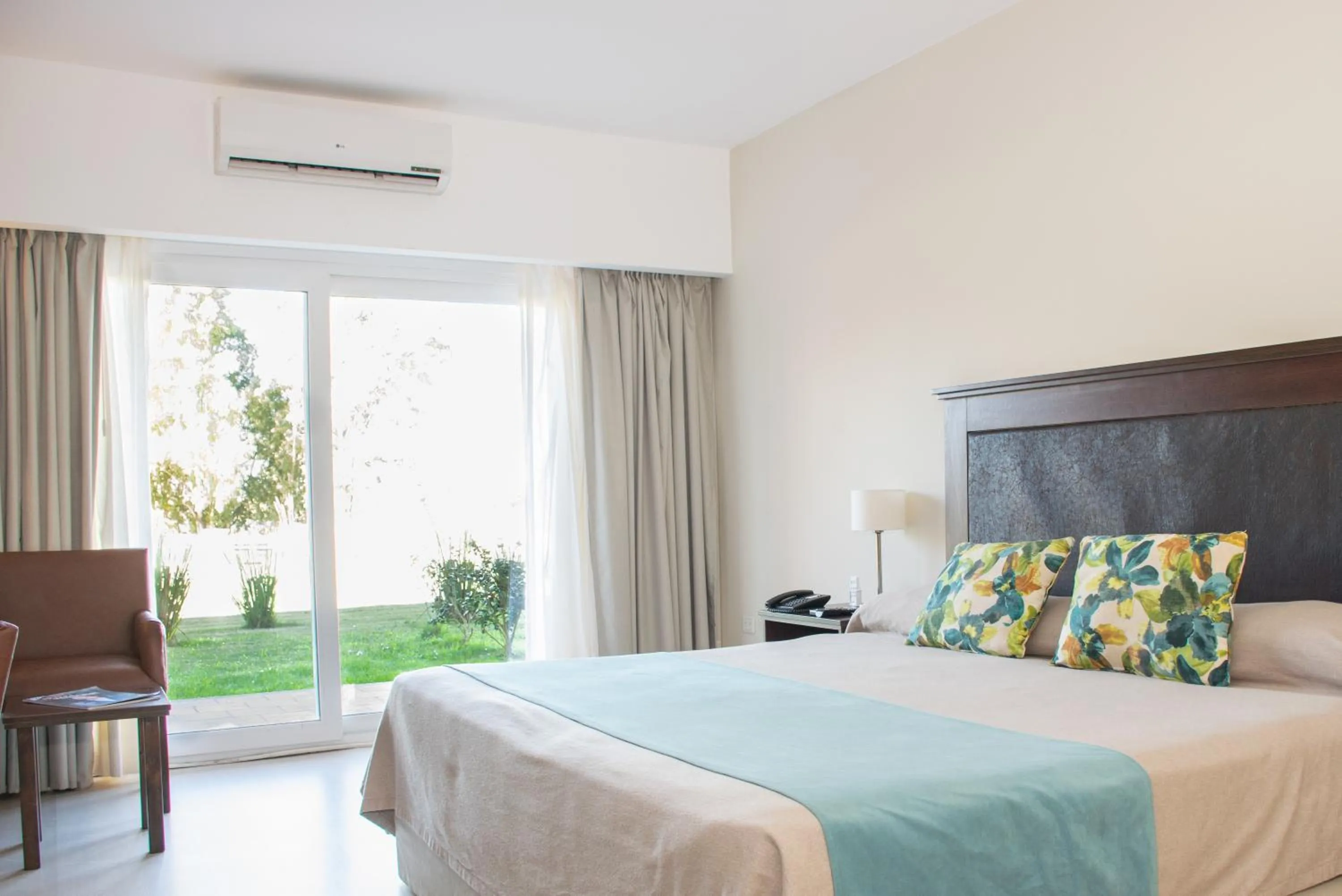 Bedroom, Bed in Howard Johnson Chascomus