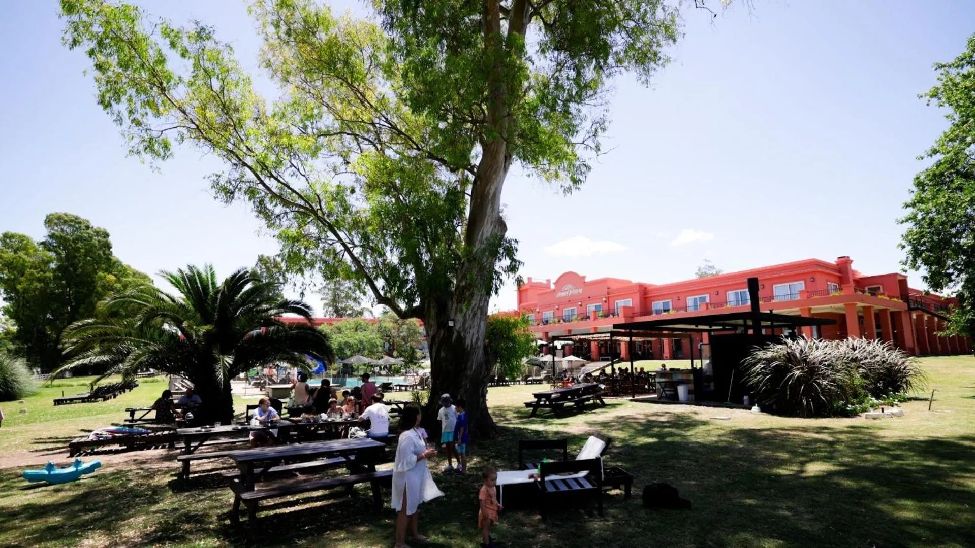 Property building in Howard Johnson Chascomus