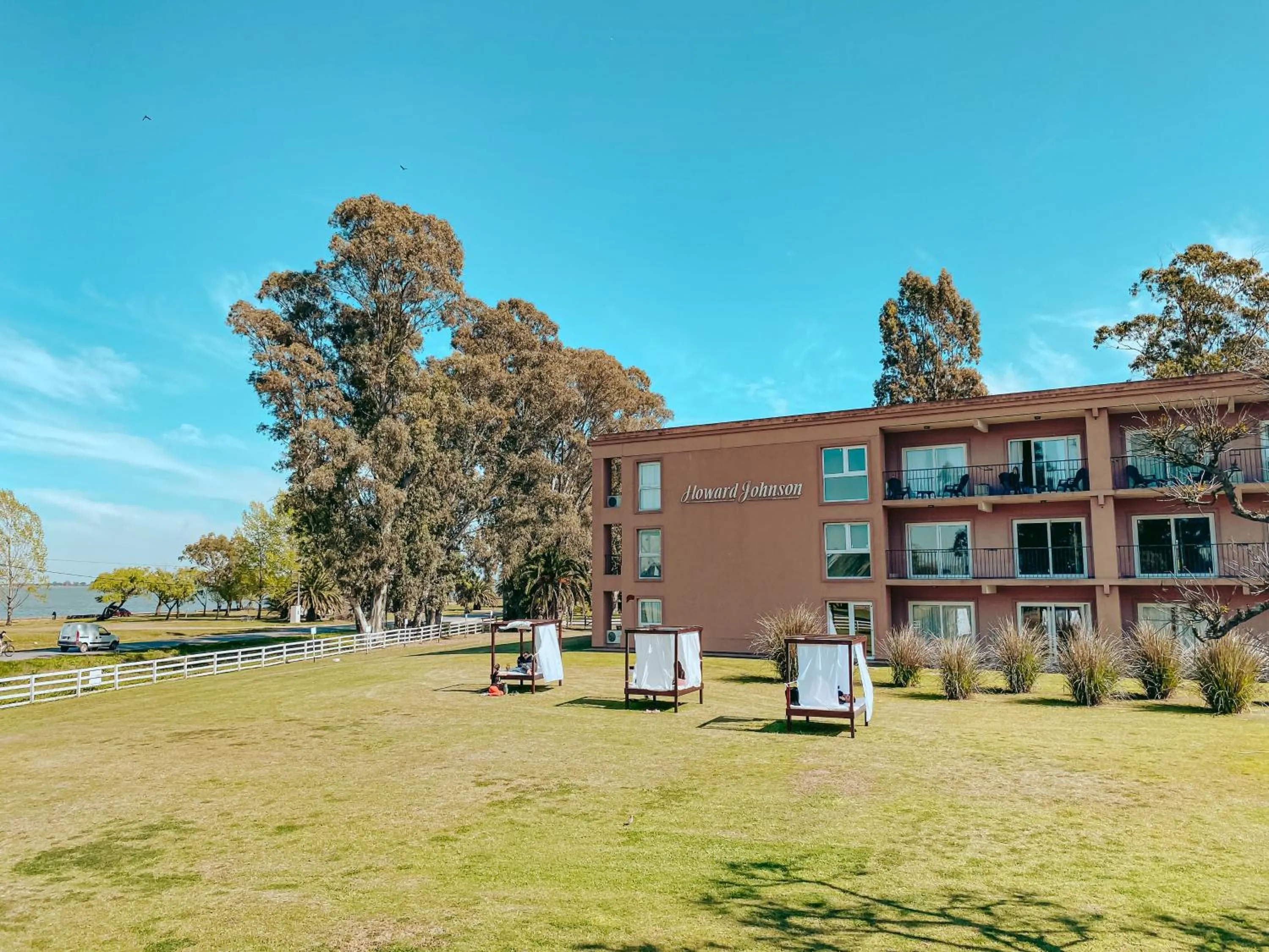 Property building in Howard Johnson Chascomus