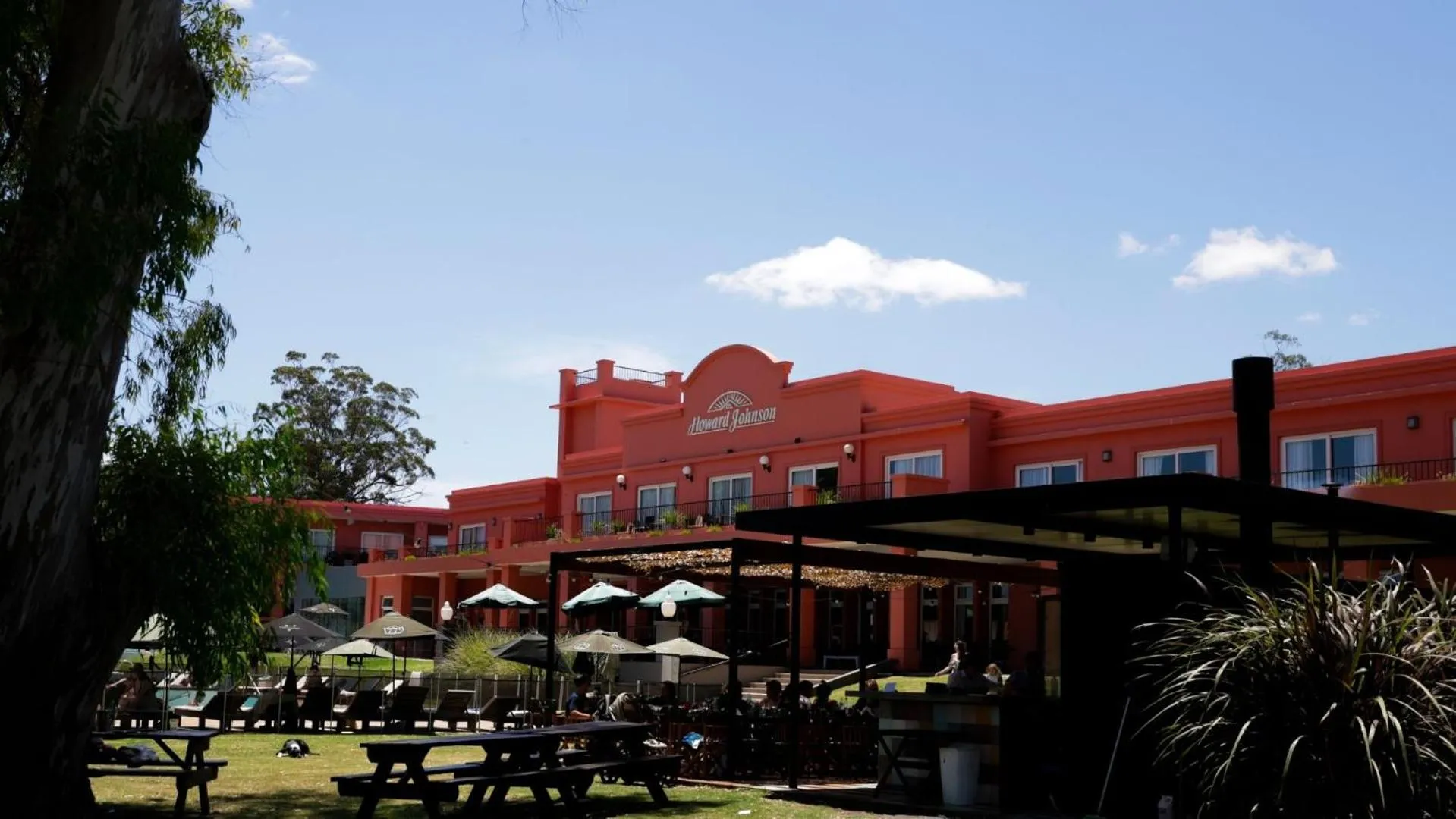 Property building in Howard Johnson Chascomus