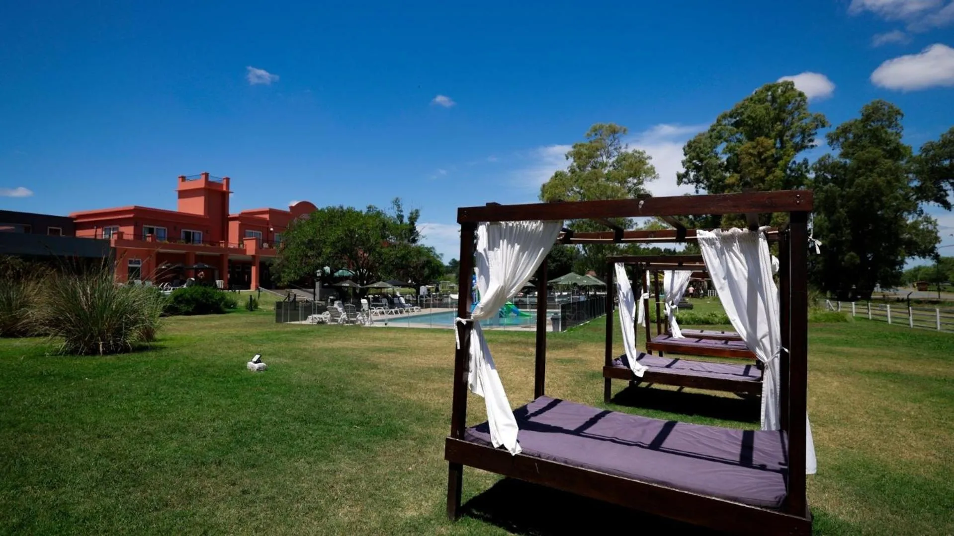 Garden view in Howard Johnson Chascomus