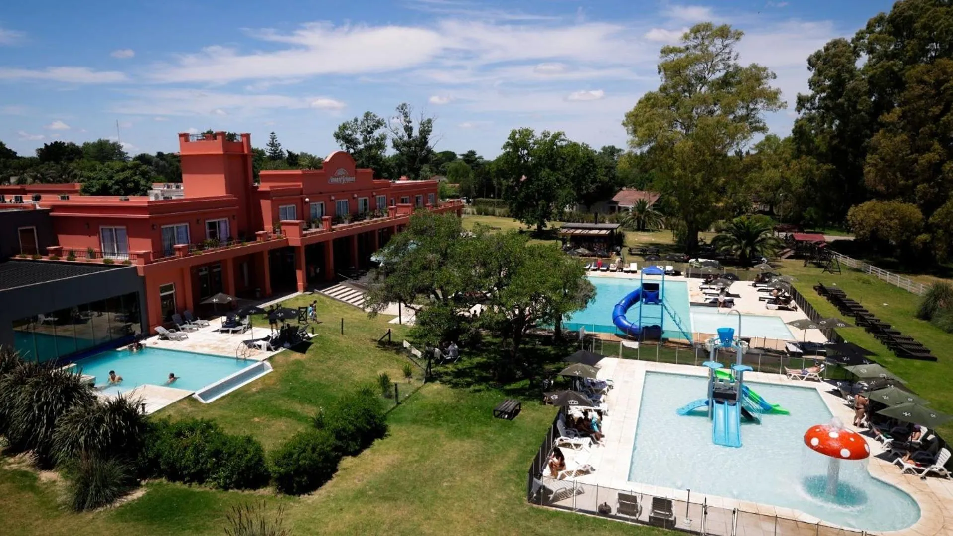 Property building in Howard Johnson Chascomus