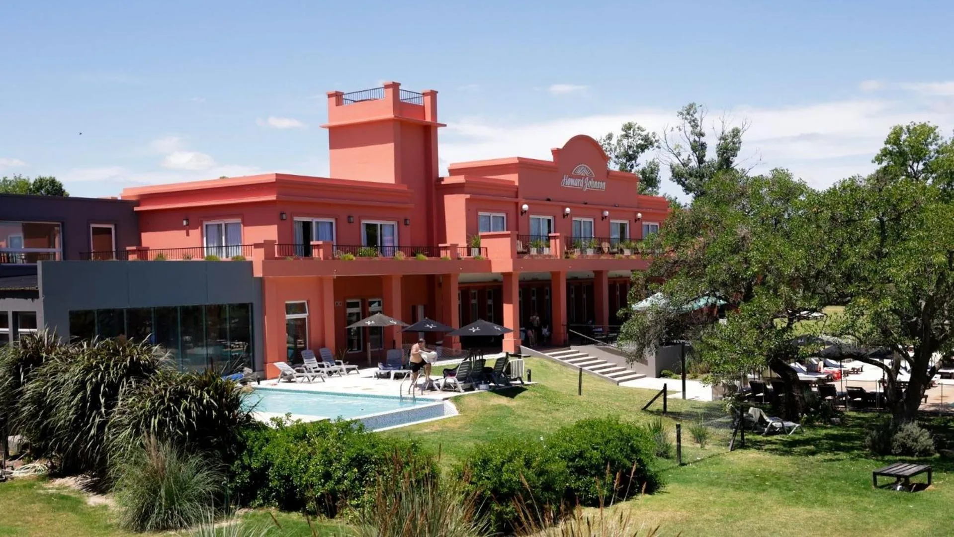 Property building in Howard Johnson Chascomus