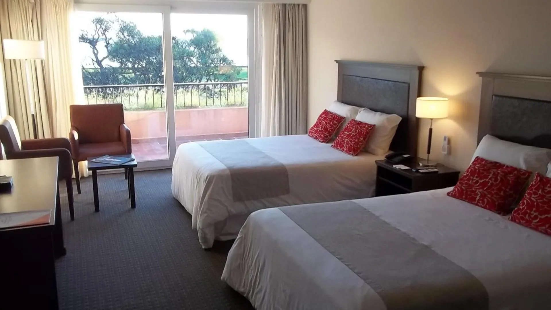 Bedroom, Bed in Howard Johnson Chascomus