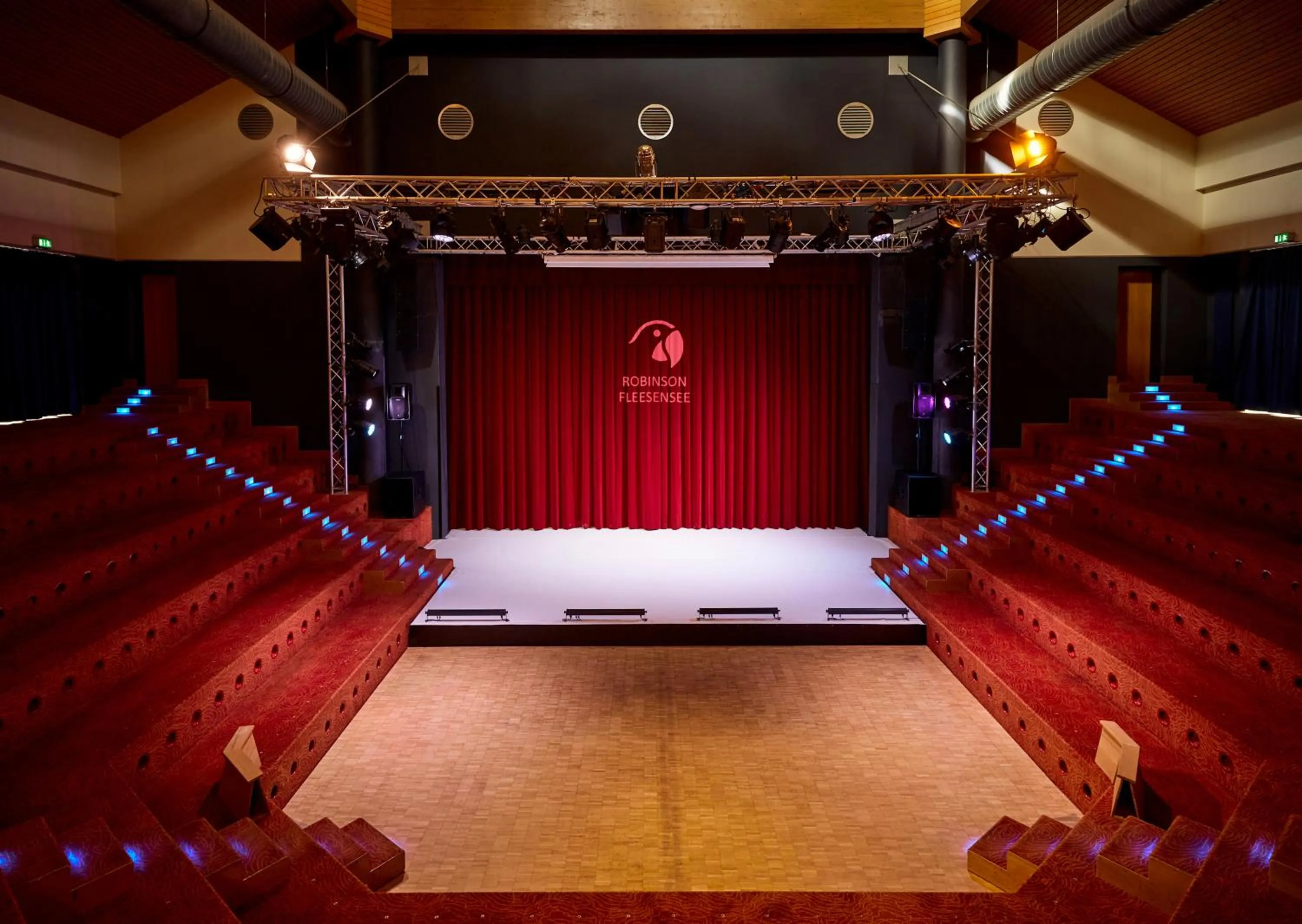 Evening entertainment in ROBINSON Fleesensee