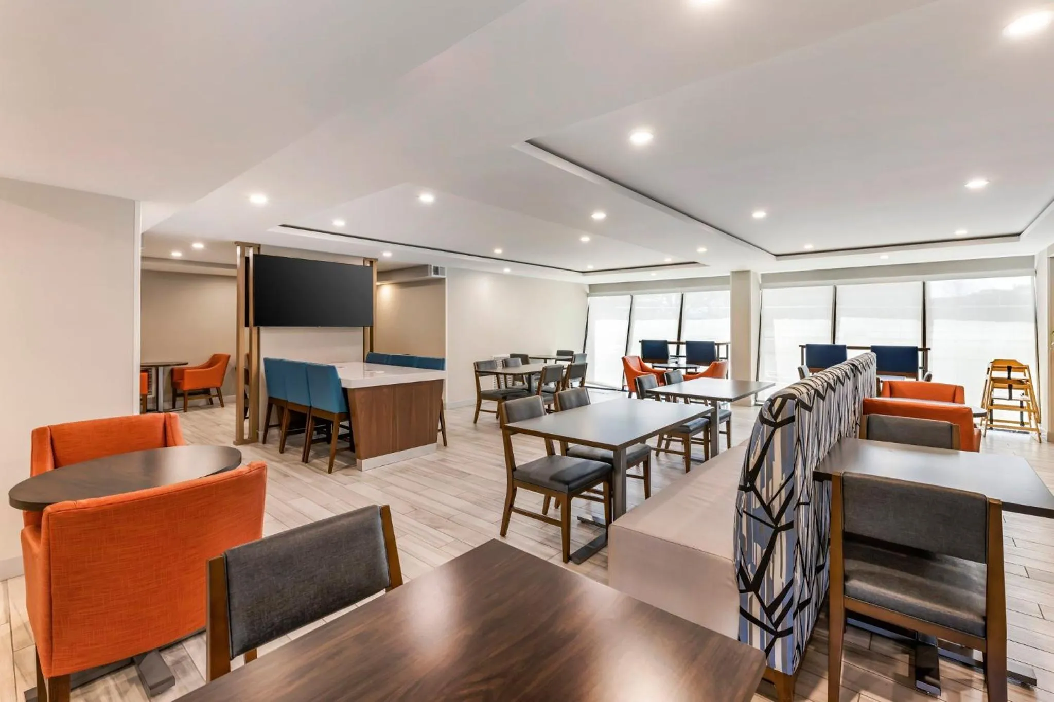 Restaurant/places to eat in Holiday Inn Express Chicago-Downers Grove by IHG