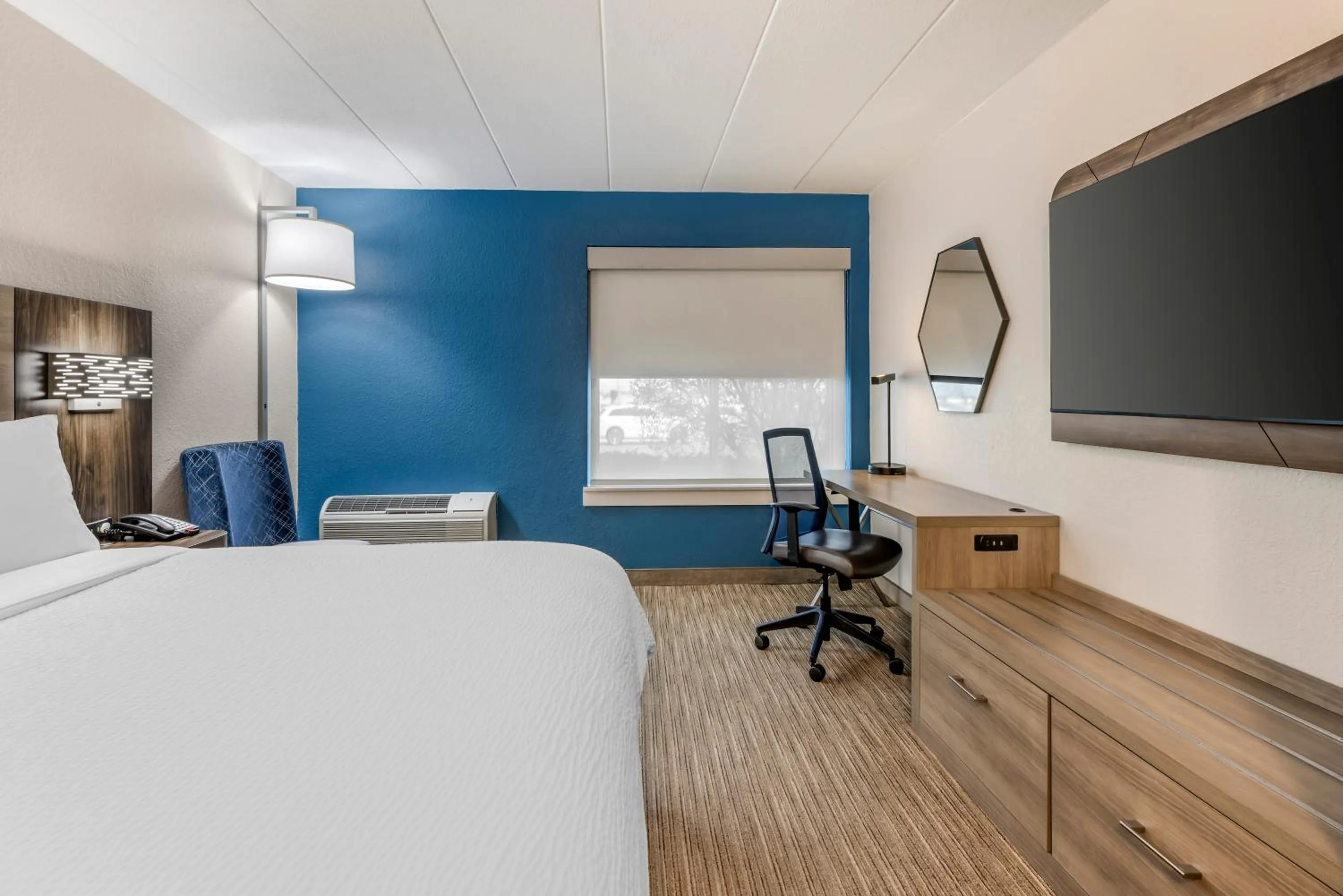 Bed in Holiday Inn Express Chicago-Downers Grove by IHG