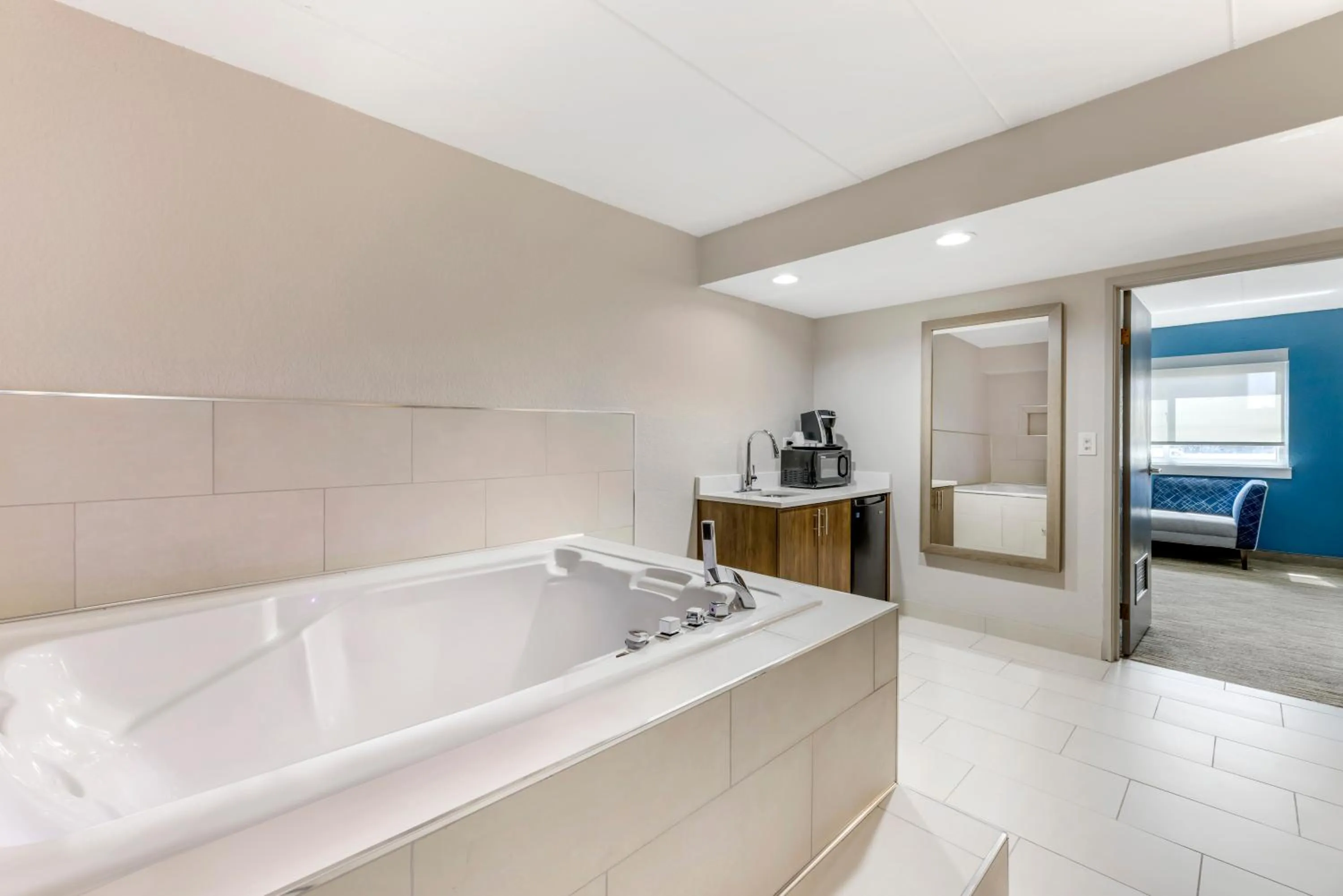 Hot Tub, Bed in Holiday Inn Express Chicago-Downers Grove by IHG